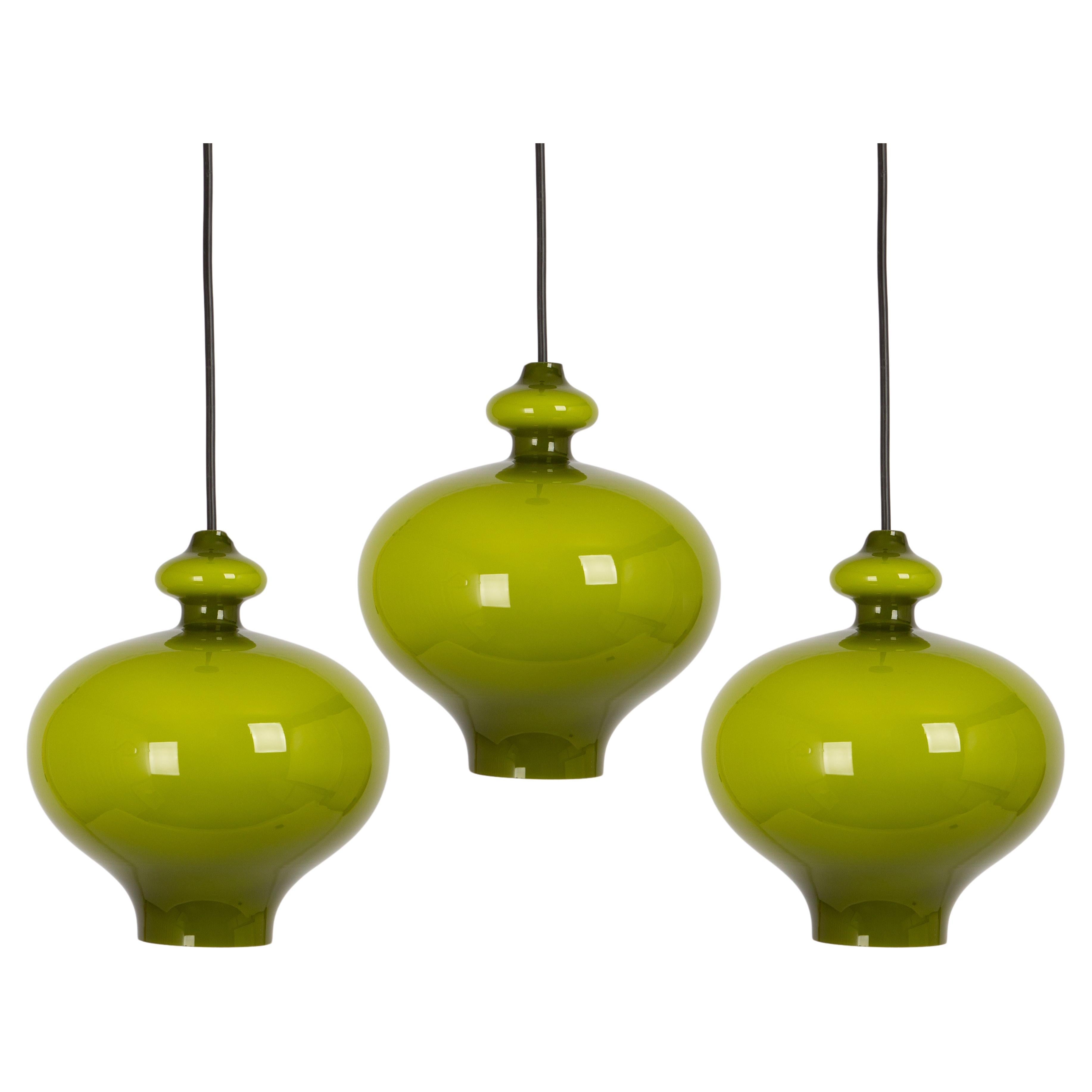 1 des 3 petites lampes suspendues vertes conçues par Hans-Agne Jakobsson pour Staff  1970s