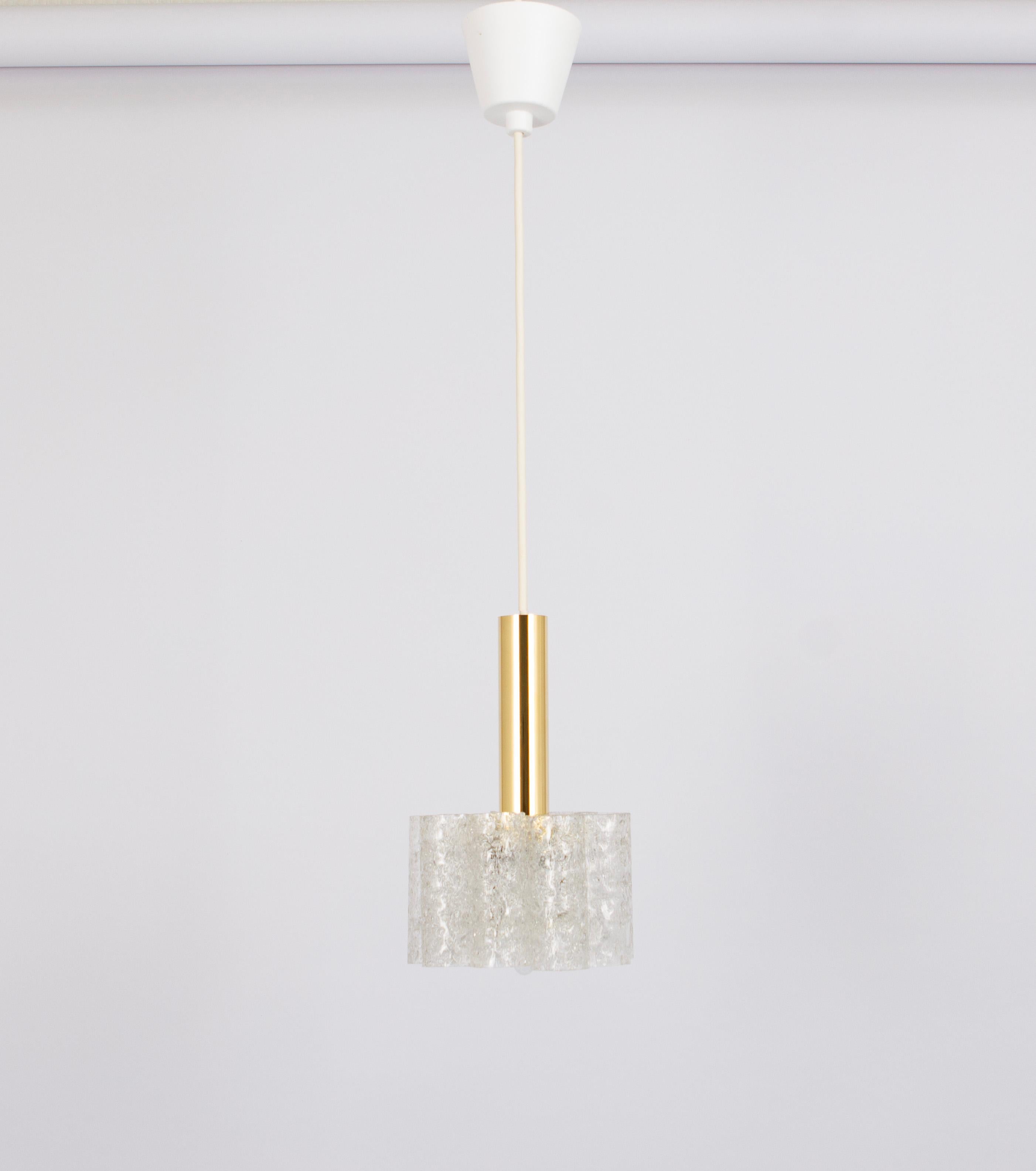 1 di 3 piccole lampade a sospensione di Murano disegnate da Doria, anni '70
Ottime condizioni. Pulito, ben cablato e pronto all'uso.
Ogni ciondolo richiede una lampadina E14 da 40W max.
Le lampadine non sono incluse. È possibile installare questo