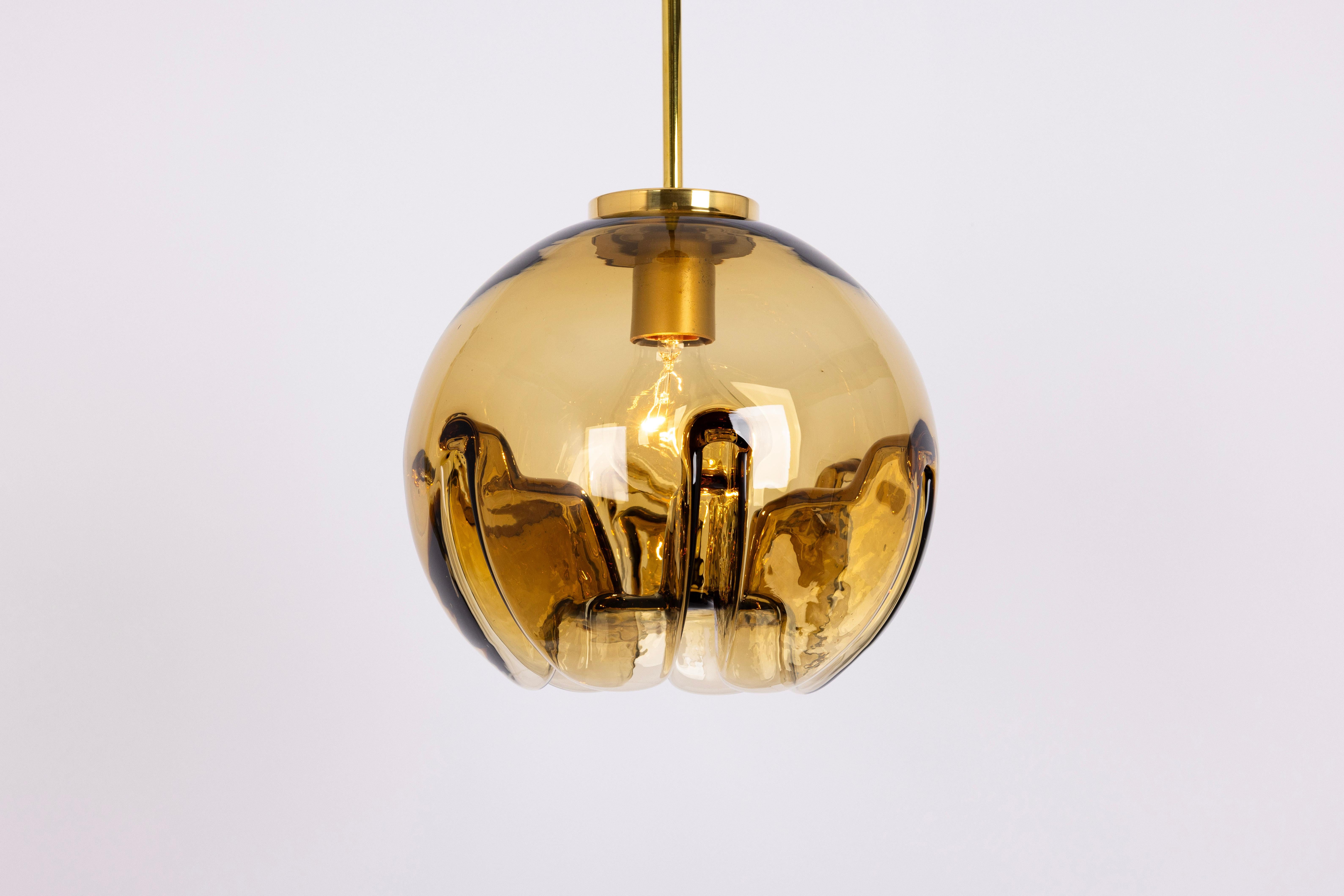 1 von 3 Petite Stunning Glass Pendelleuchte im Stil von Mazzega, Italien, 1970er Jahre (Ende des 20. Jahrhunderts) im Angebot