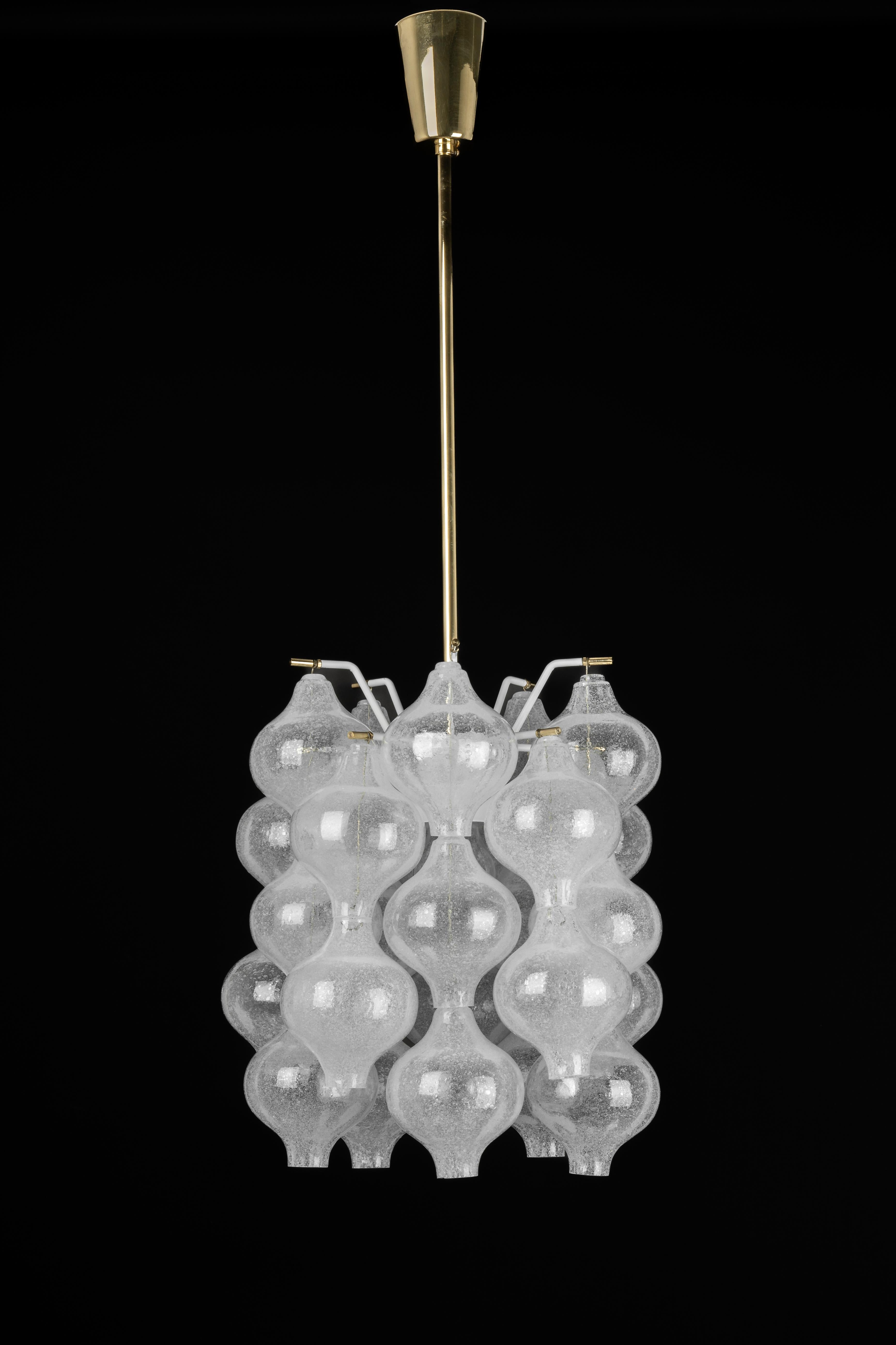 1 des 3 petites suspensions en verre tulipan de Kalmar, Autriche, années 1960 en vente 8