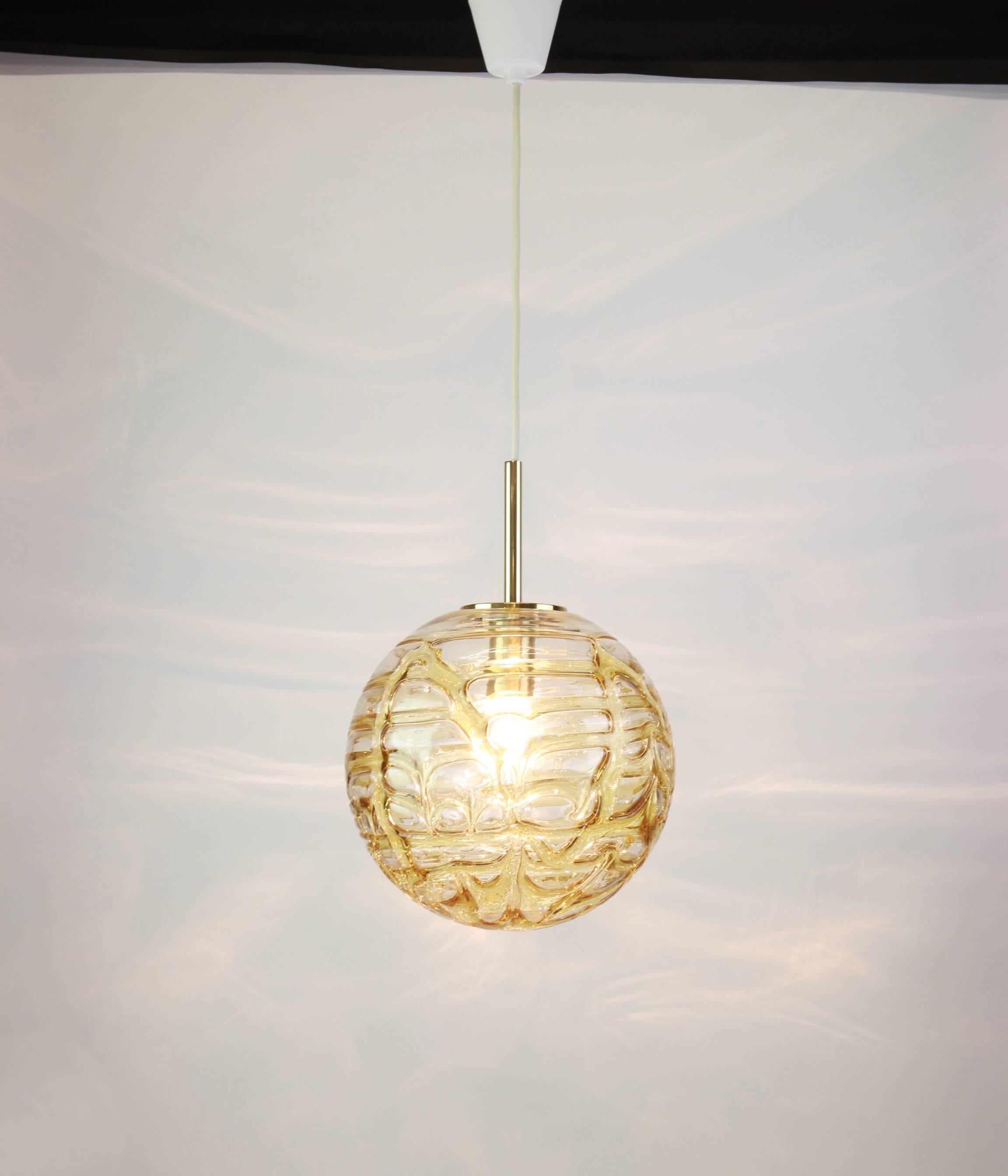 Allemand 1 des 3 rares lampes suspendues à boule de Murano par Doria, Allemagne, années 1970 en vente