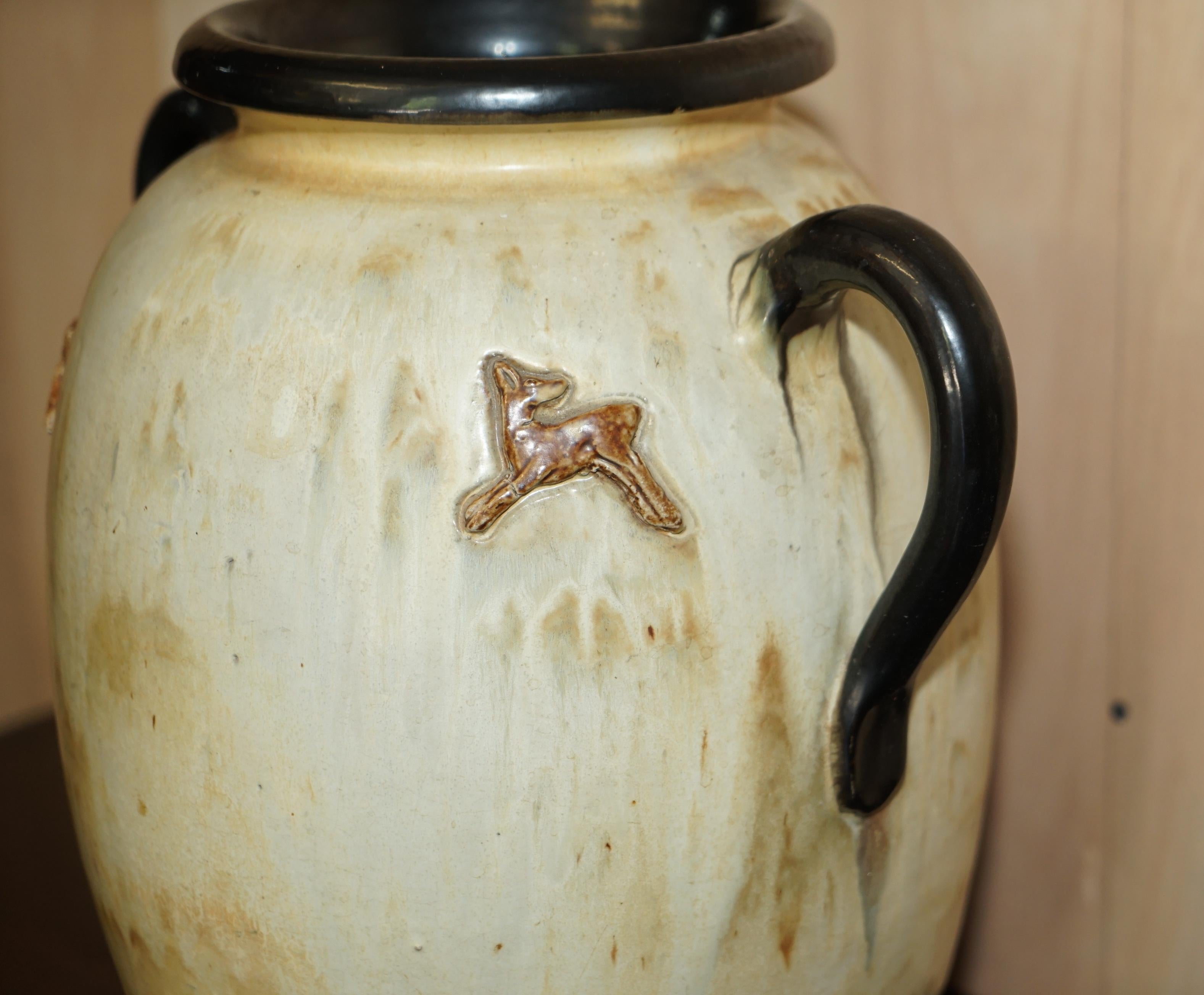 Fatto a mano 1 di 3 vasi firmati Roger Guerin 1930 Deer Ceramic Stoneware Handle Vots in vendita