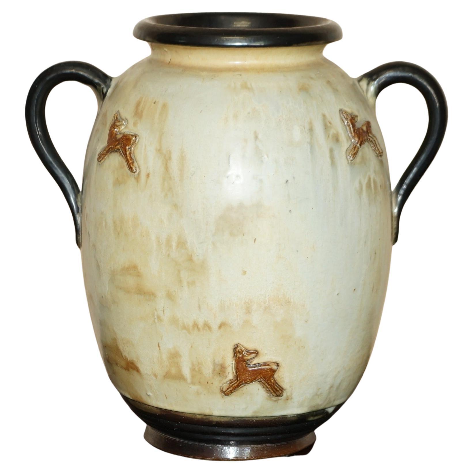 1 von 3 signierten Roger Guerin 1930 Hirsch-Keramikvasen- und Steingut-Keramik-Töpferwaren mit Henkel Vasenkannen