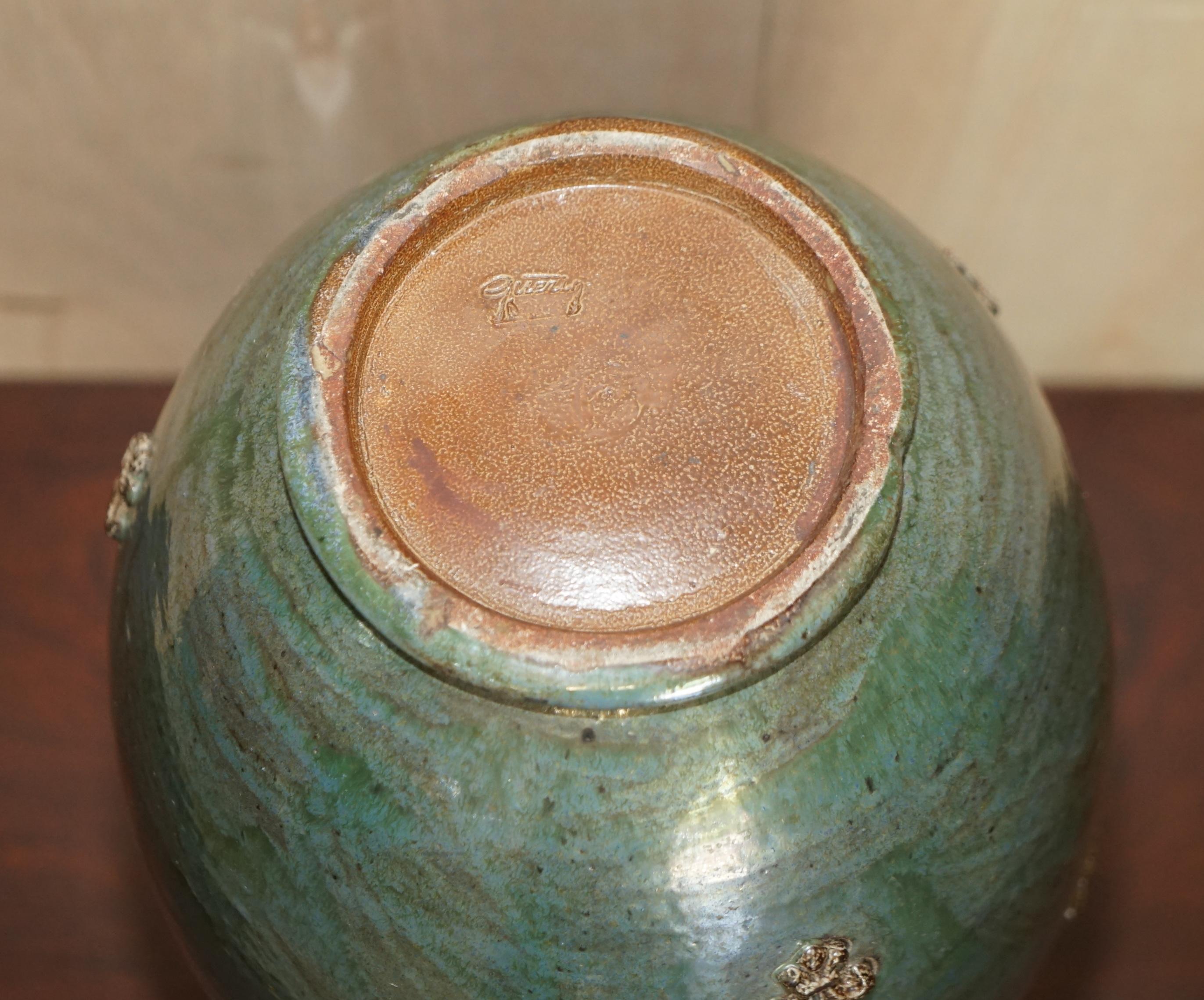 Nous sommes ravis d'offrir à la vente ce pot en céramique Roger Guerin unique, entièrement signé, original, datant de 1930, de grandes proportions avec une décoration Fleur de Lis 

Roger Guèrin (1896-1954) était l'un des principaux céramistes