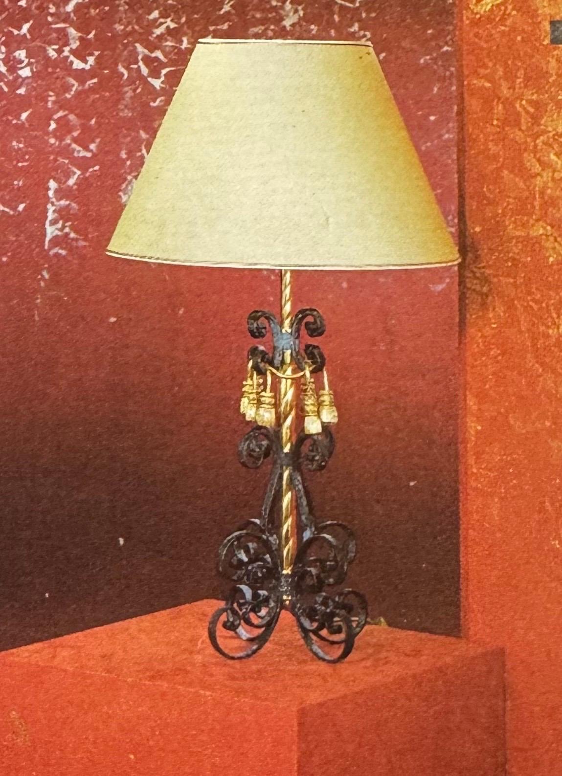 Lámpara de sobremesa de hierro, latón dorado y cristal de alabastro (años 90)

Esta escultural lámpara de sobremesa combina la artesanía del hierro forjado con refinados detalles de latón dorado, creando un llamativo acento decorativo. El vástago