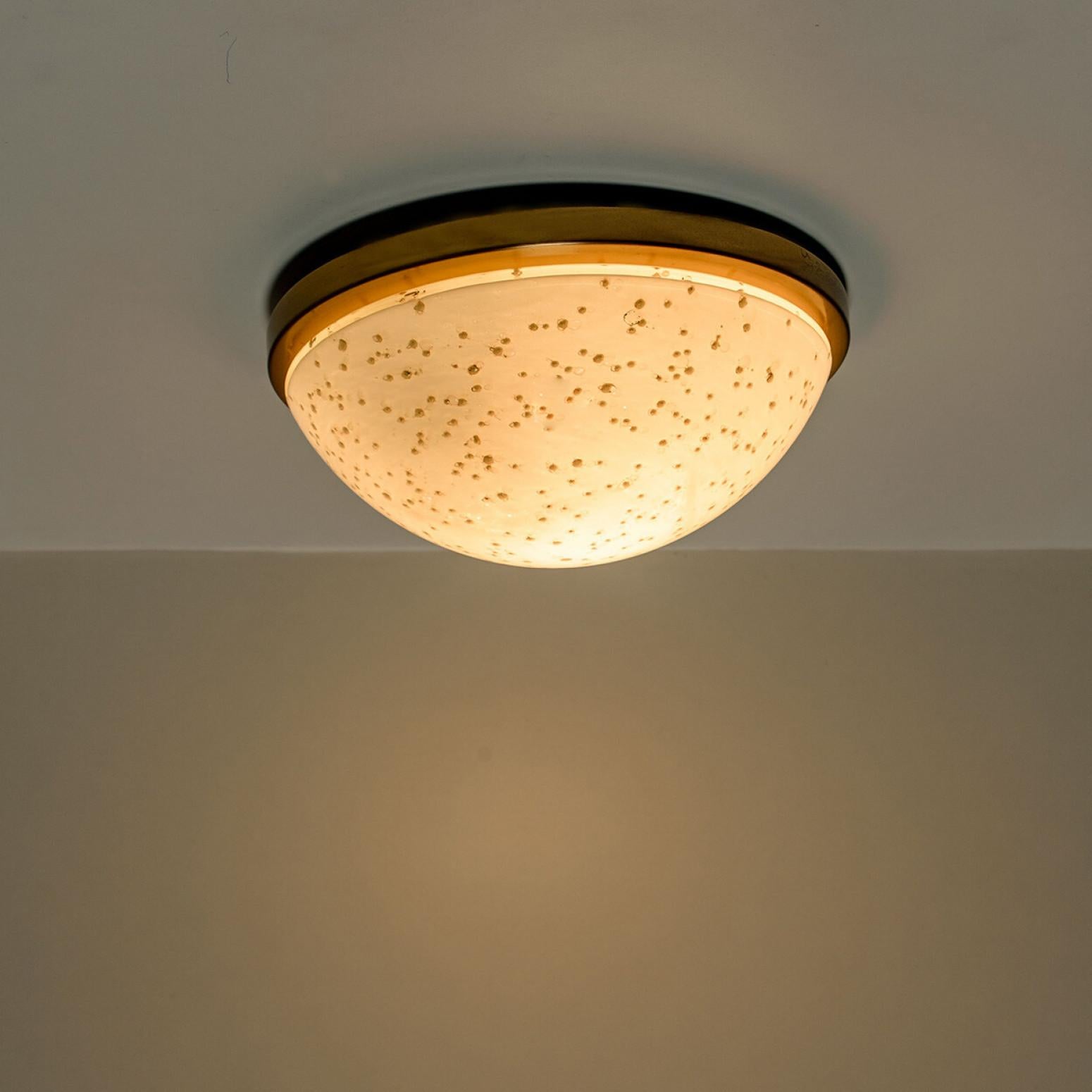 1 von 3 Einbaubeleuchtung aus gesprenkeltem Milchglas von Peil Putzler, Deutschland, 1970er Jahre im Zustand „Gut“ im Angebot in Rijssen, NL