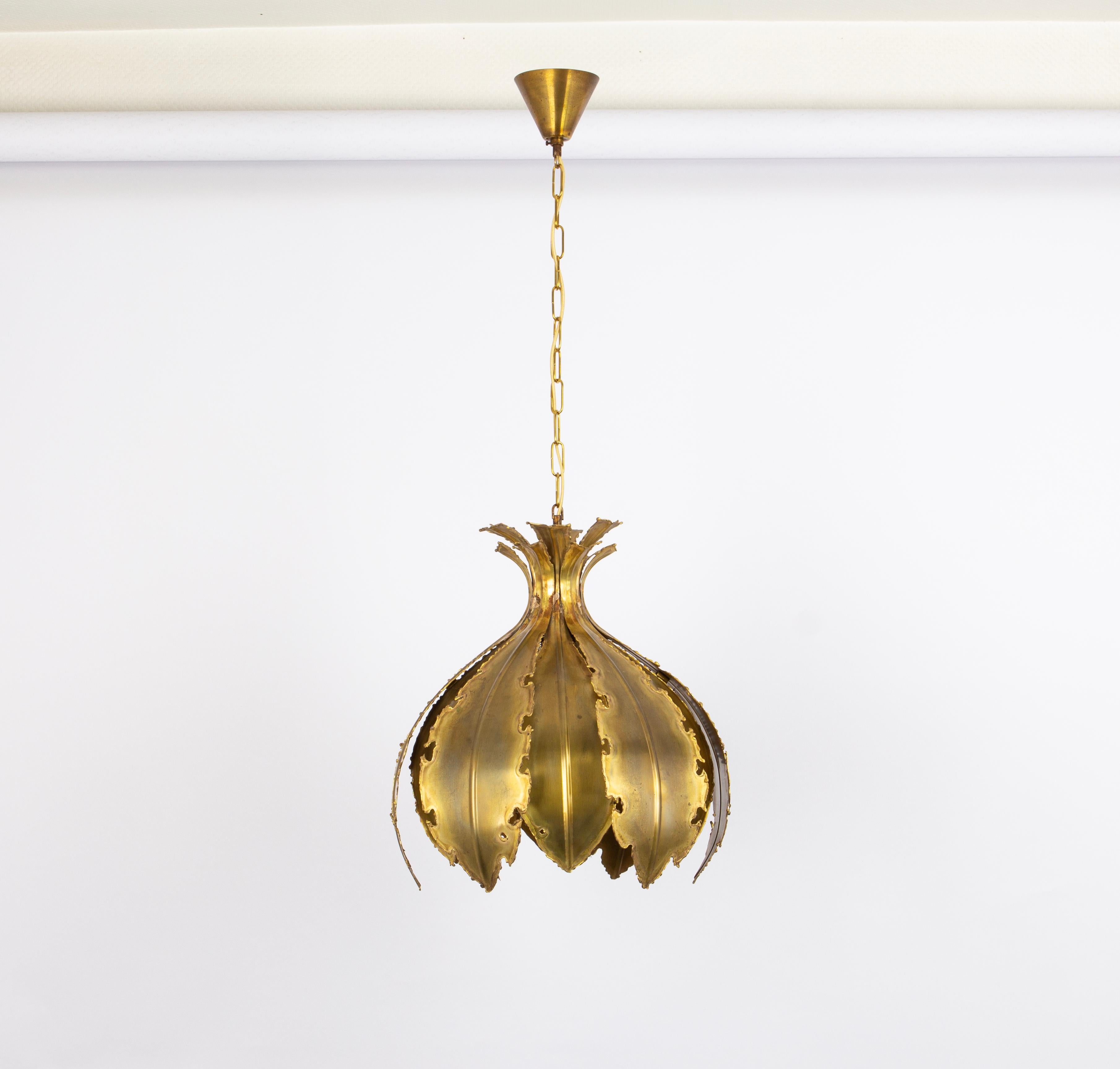 1 of 3 Stunning Brass Pendants designed svend Aage Holm Sørensen, Denmark, 1960s
Mid-Century Brutalist patinated brass pendant by Svend Aage Holm Sørensen, Denmark. The lamp is named 'onion' model no. 6395. The pendant is composed of leaf-shaped