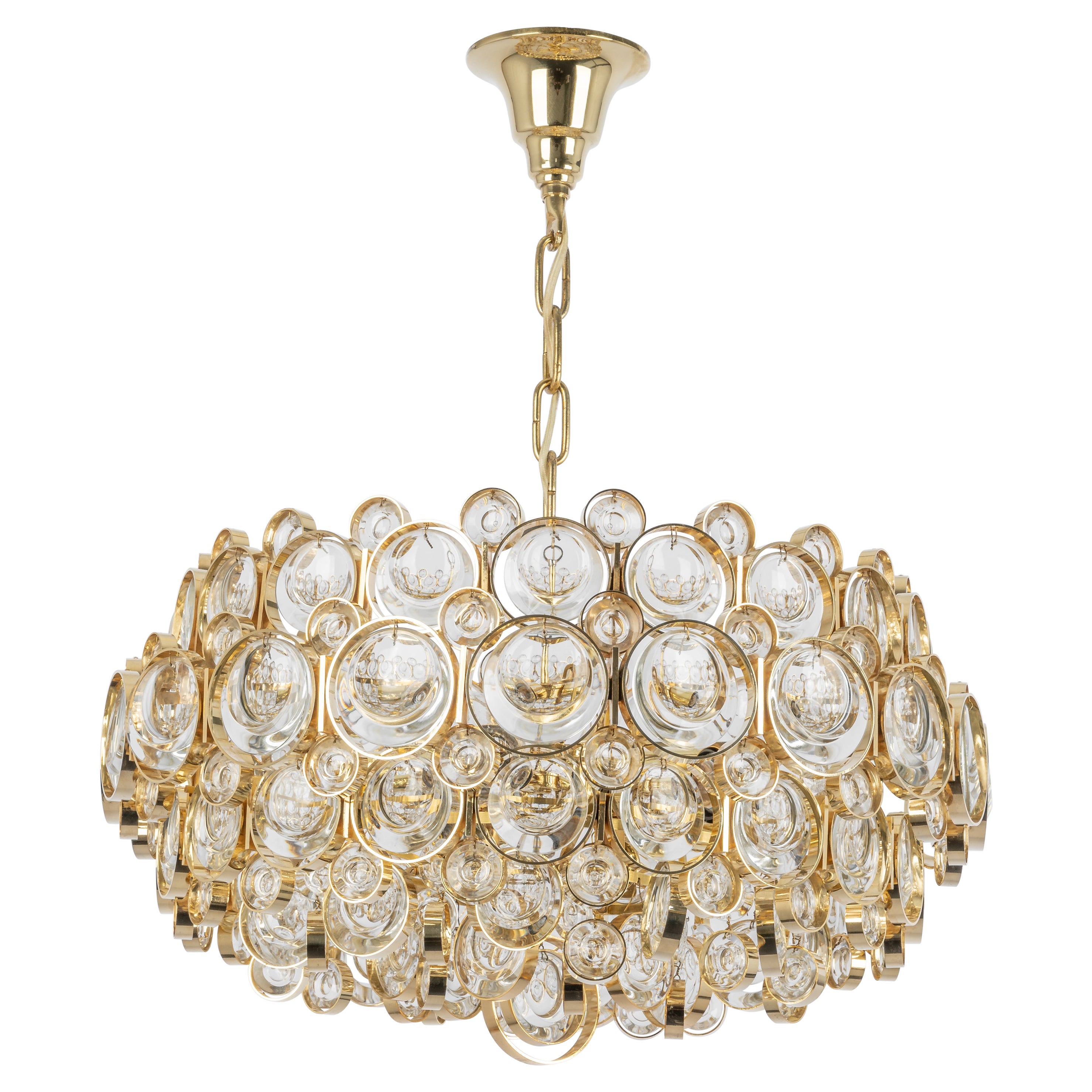 Splendido lampadario o lampada a sospensione dorata di alta qualità di Palwa -Design Sciolari, Germania, anni Settanta.
Si tratta di una cornice in ottone placcato oro a 24 carati decorata con cristalli 