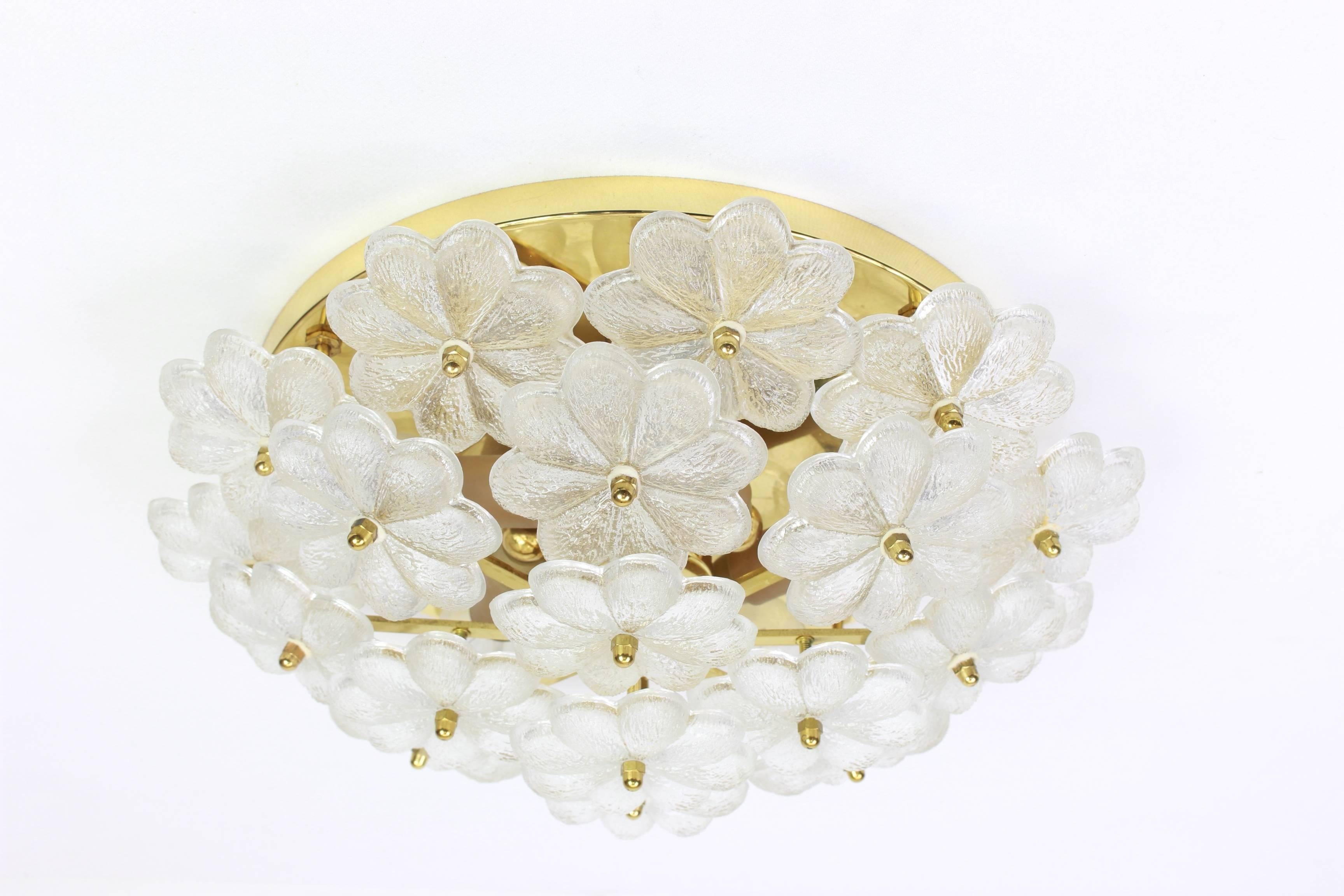 Midcentury flushmount light or Wall sconce with 24 Murano glass flowers over a polished brass base, made by Ernst Palme in Germany, 1970s

High quality and in very good condition. Cleaned, well-wired and ready to use. 

The fixture requires 5 x