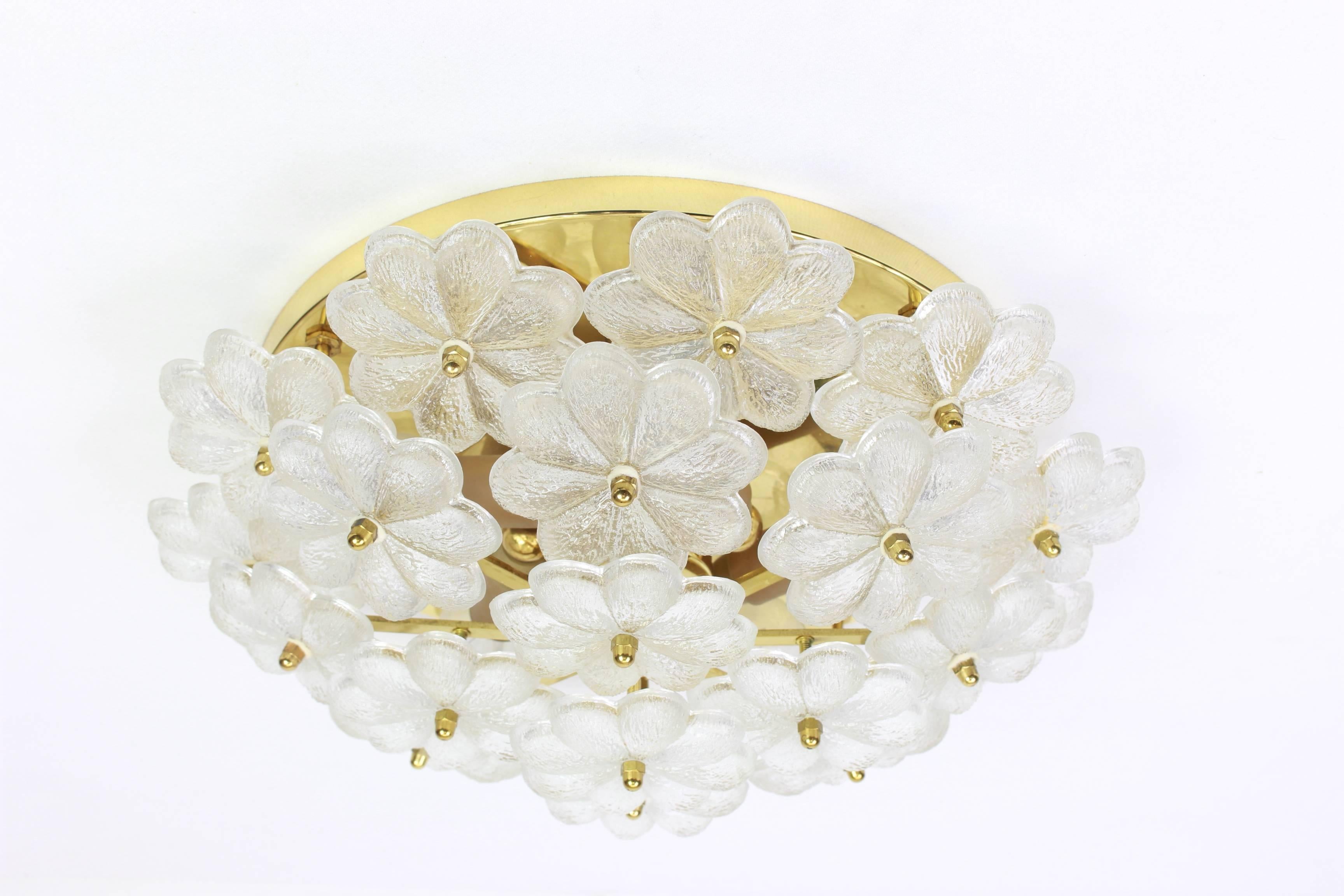 Midcentury flushmount light or wall sconce with 24 Murano glass flowers over a polished brass base, made by Ernst Palme in Germany, 1970s

High quality and in very good condition. Cleaned, well-wired and ready to use. 

The fixture requires 5 x