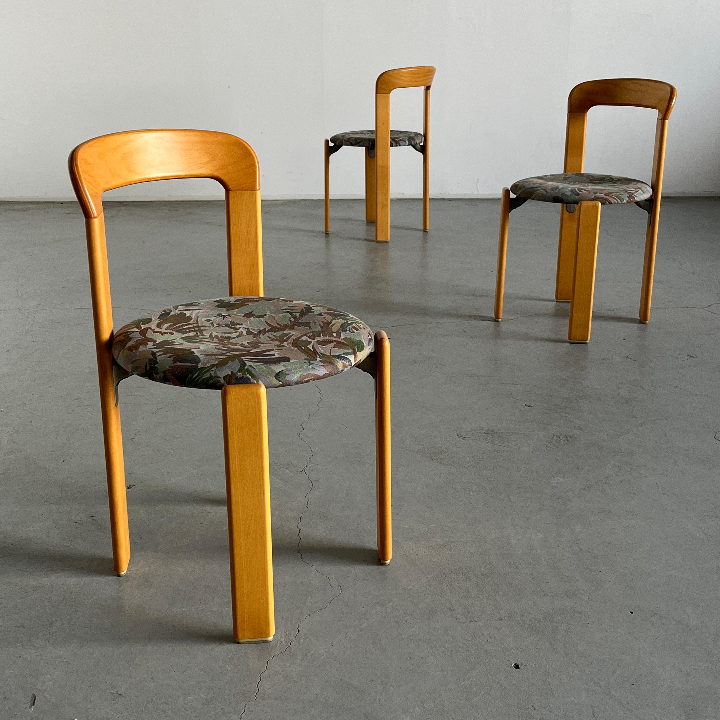 L'une des trois chaises de salle à manger modernes du milieu du siècle conçues par Bruno/One dans les années 1970 et recouvertes d'un tissu à motifs floraux.
Design iconique, produit par le célèbre fabricant allemand Kusch+Co au début des années