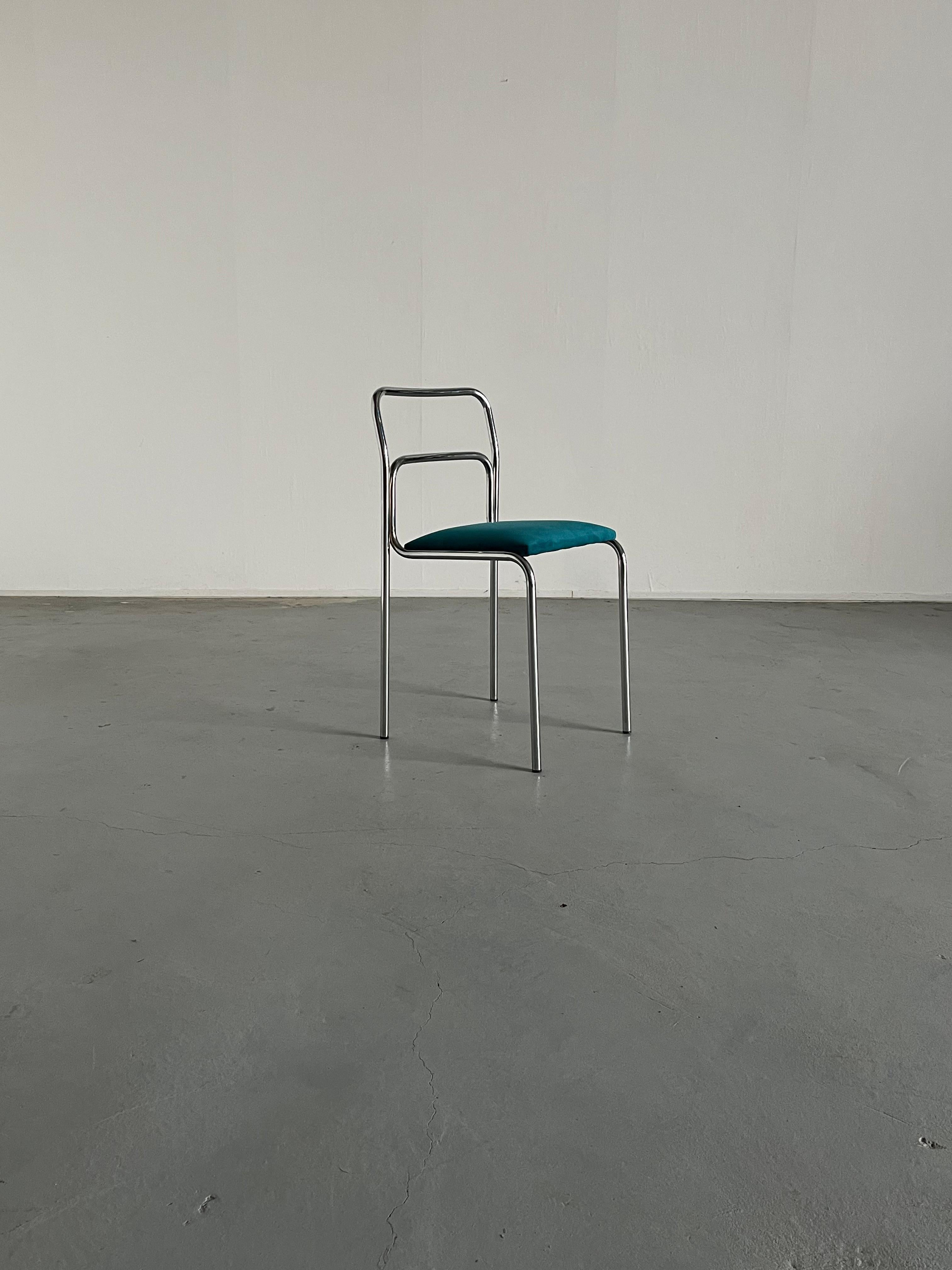 Tres sillas de comedor o de salón apilables de diseño modernista italiano Bauhaus de cromo tubular y terciopelo verde.

Producción italiana, años 1980/1990.

Retapizado en terciopelo verde italiano de calidad.

En buen estado vintage con los signos