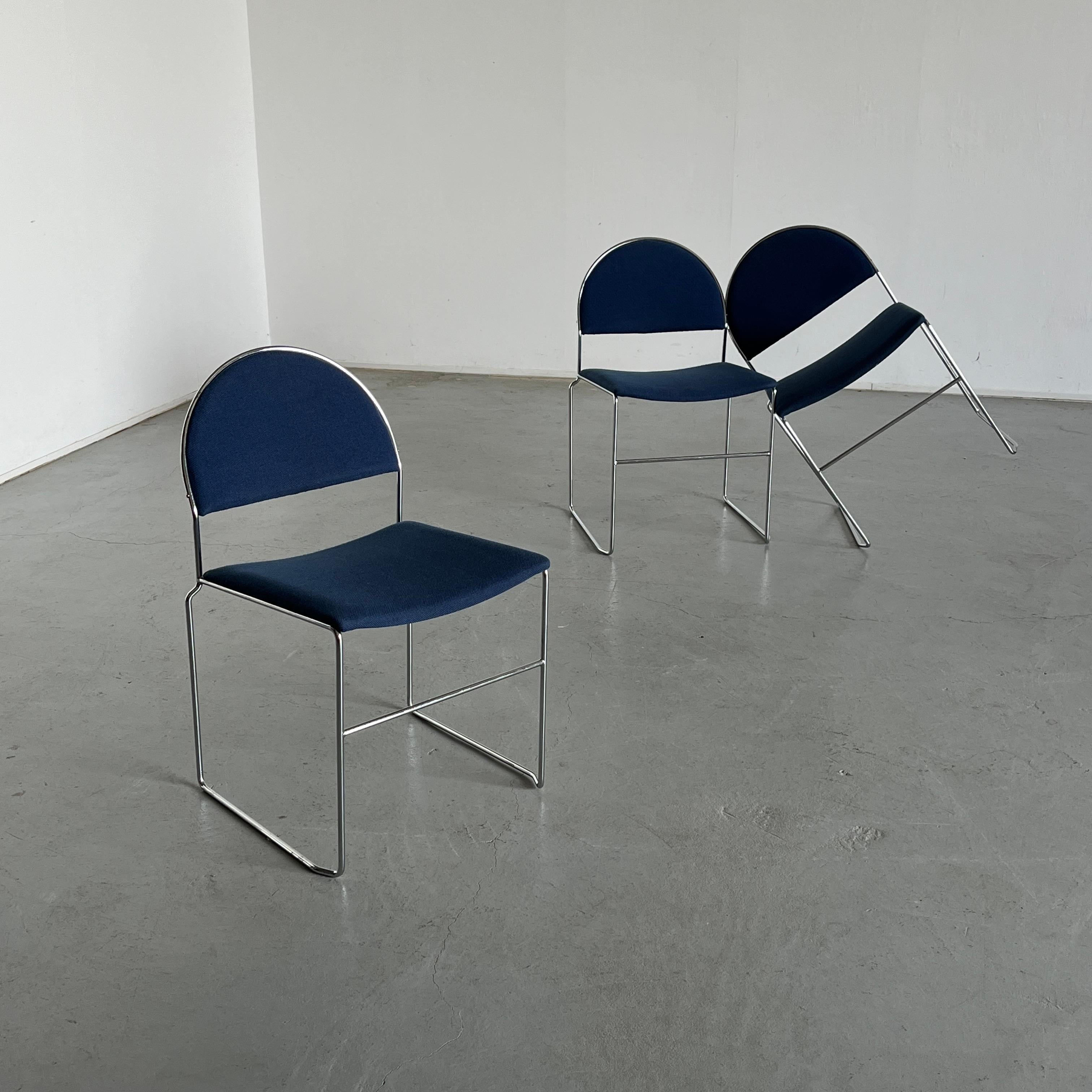 Sillas de comedor o de salón apilables, de diseño modernista italiano, Bauhaus, de alambre cromado tubular.
Diseñado por Superstudio Design Team para Fasem en la década de 1980.
Producción de los años 90. No hay marca de atribución en las