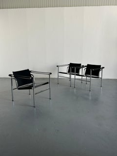 1 des 3 fauteuils de salon vintage modernes du milieu du siècle dans le style de « LC1 » de Le Corbusier