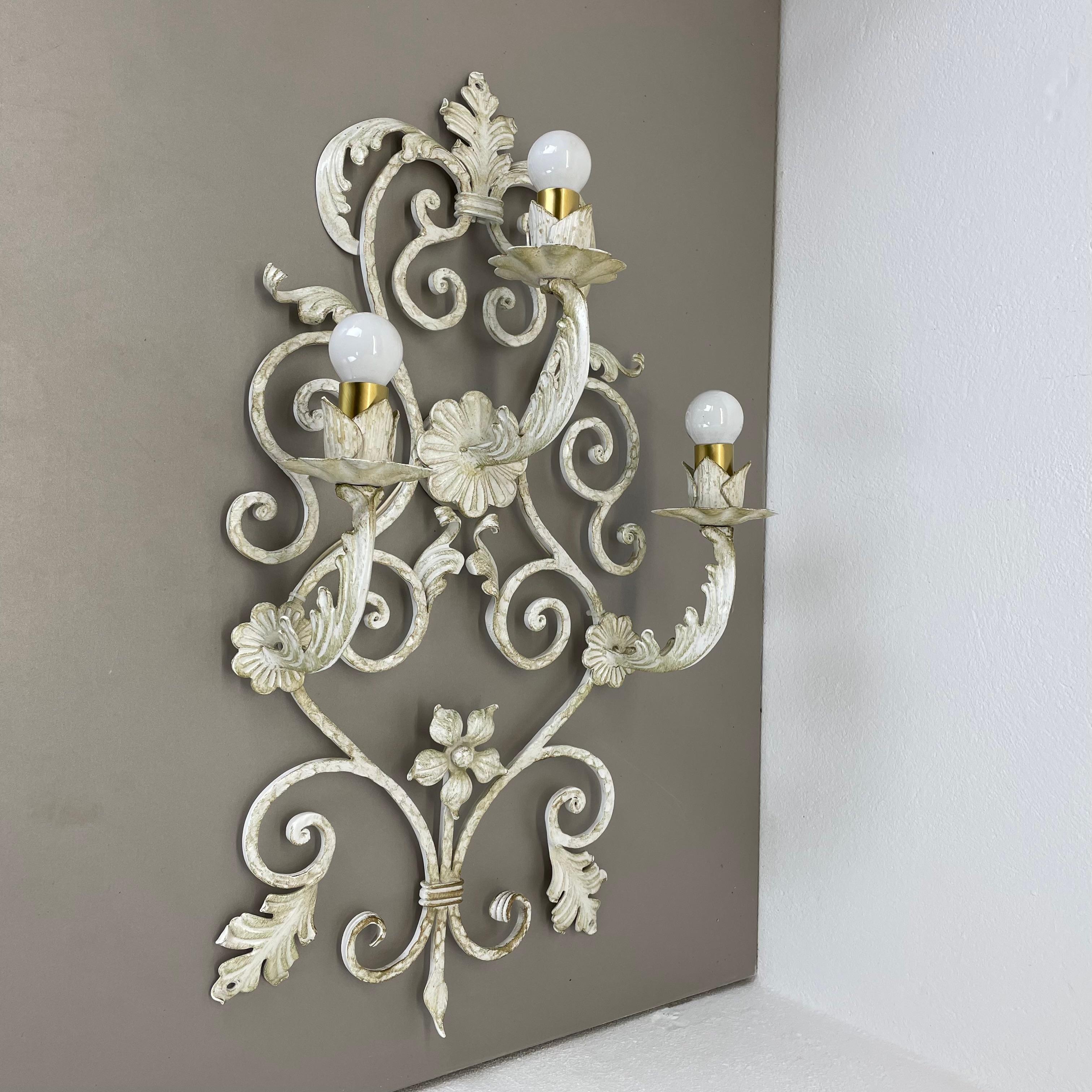 ¡TENEMOS 3 LUCES IDNETICAS DISPONIBLES!


Artículo:

Aplique Florentiner en dimensiones xxl


Origen:

Italia



La edad:

1970s



Esta lámpara modernista se fabricó en Italia en los años 70.. Está hecha de metal macizo en forma de estructura mural