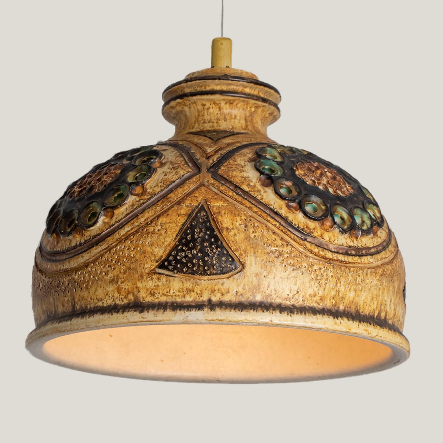 Una disposizione giocosa di splendide lampade a sospensione rotonde dalla forma insolita, realizzate in ceramica marrone dai colori intensi, prodotte negli anni '70 in Danimarca. Abbiamo una moltitudine di set di luci e composizioni in ceramica