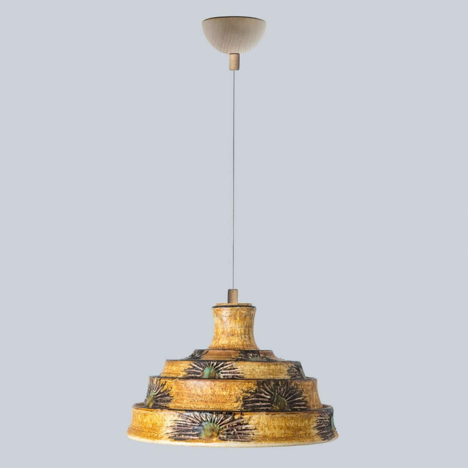 Ceramica 1 di 3 Lampade a sospensione in ceramica gialla, Danimarca, 1970 in vendita