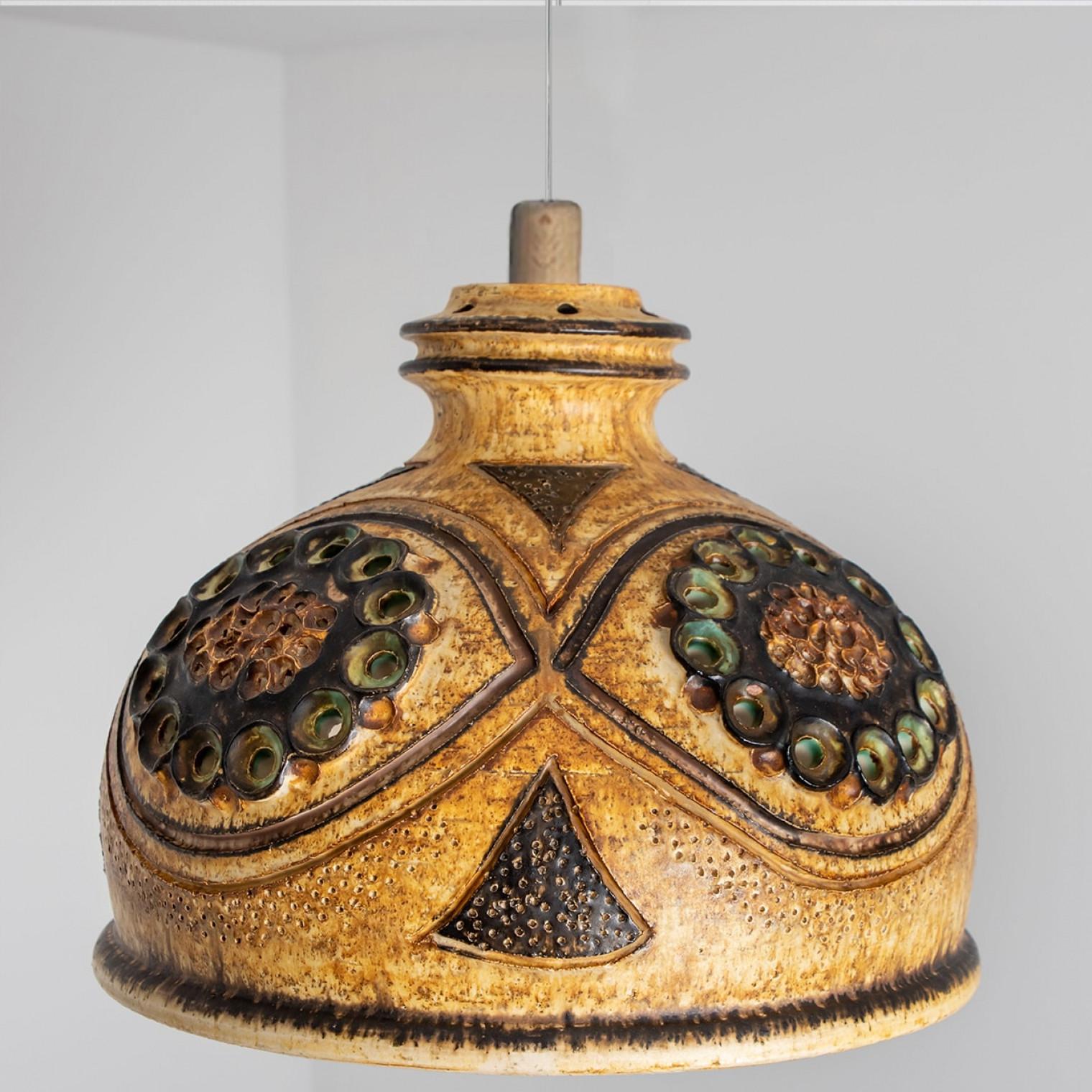 1 di 3 Lampade a sospensione in ceramica gialla, Danimarca, 1970 in vendita 1