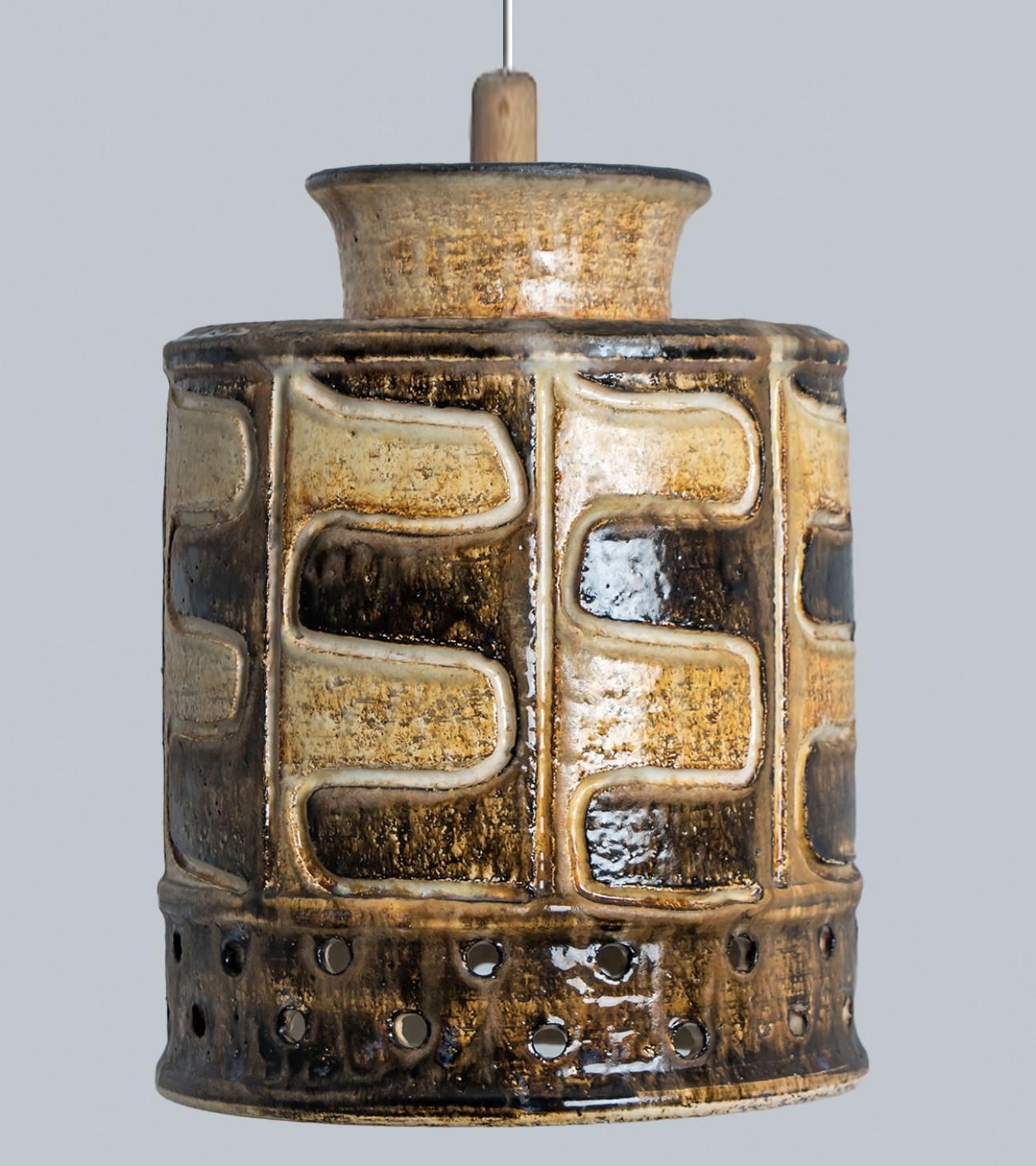 Arrangement ludique d'étonnantes lampes suspendues rondes à la forme inhabituelle, fabriquées dans les années 1970 au Danemark avec de riches céramiques de couleur marron clair. Nous disposons d'une multitude d'ensembles et de compositions