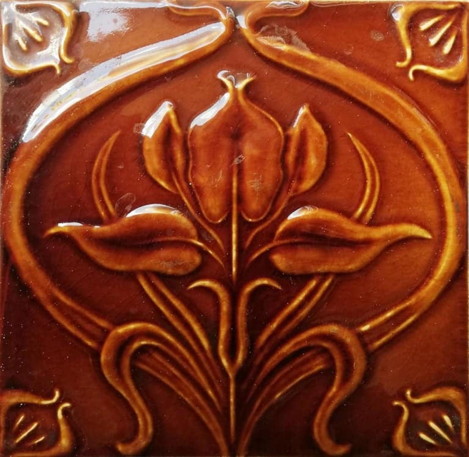 Schöne Jugendstilfliesen mit einer reliefierten Blumenabbildung. Die prächtige rotbraune Farbe ist glasiert. Hergestellt um 1930 von, Societé Morialmé, Belgien.
Die Abmessungen pro Fliese sind 5,9 Zoll (15 cm) × 5,9 Zoll (15 cm).

Bitte beachten