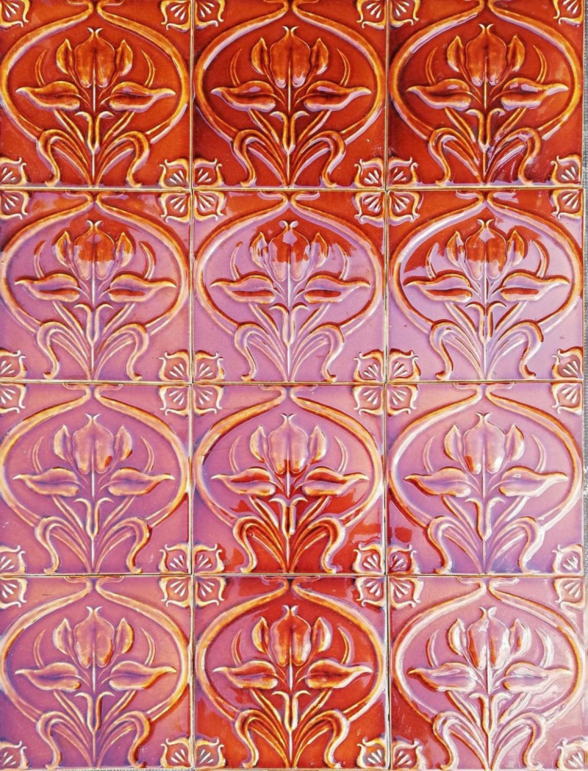 1 de 300 Azulejos en relieve Art Nouveau, Morialmé, hacia 1930 mediados del siglo XX en venta
