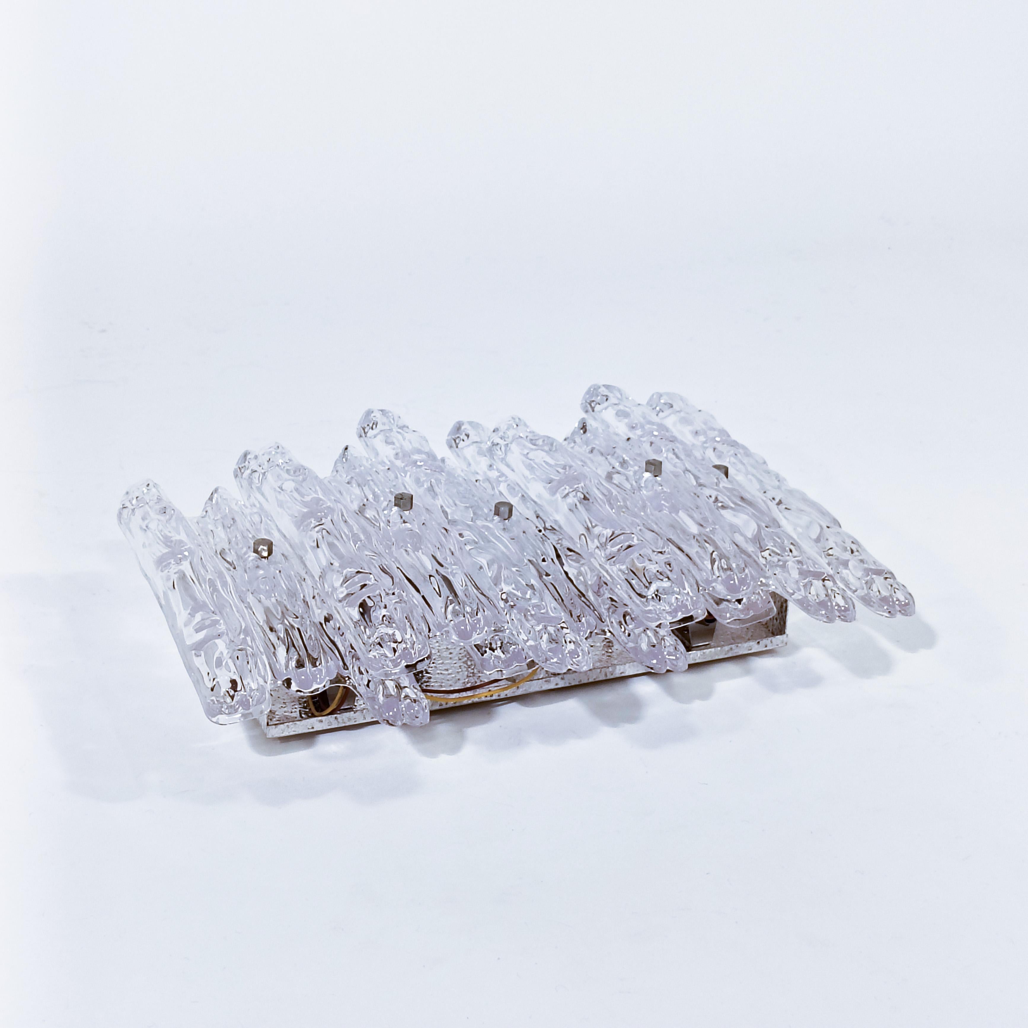 Applique brutaliste in ghiaccio smerigliato nello stile di Kalmar, Spagna, anni '70. Ogni applique è composta da 5 pezzi di acrilico traslucido attaccati a una struttura metallica a due livelli. Lo stile di questa applique ricorda i design di Kalmar