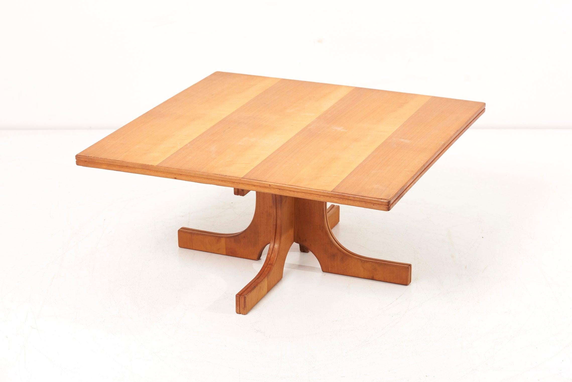 Bois 1 de 4 tables basses italiennes architecturales, années 1960 en vente