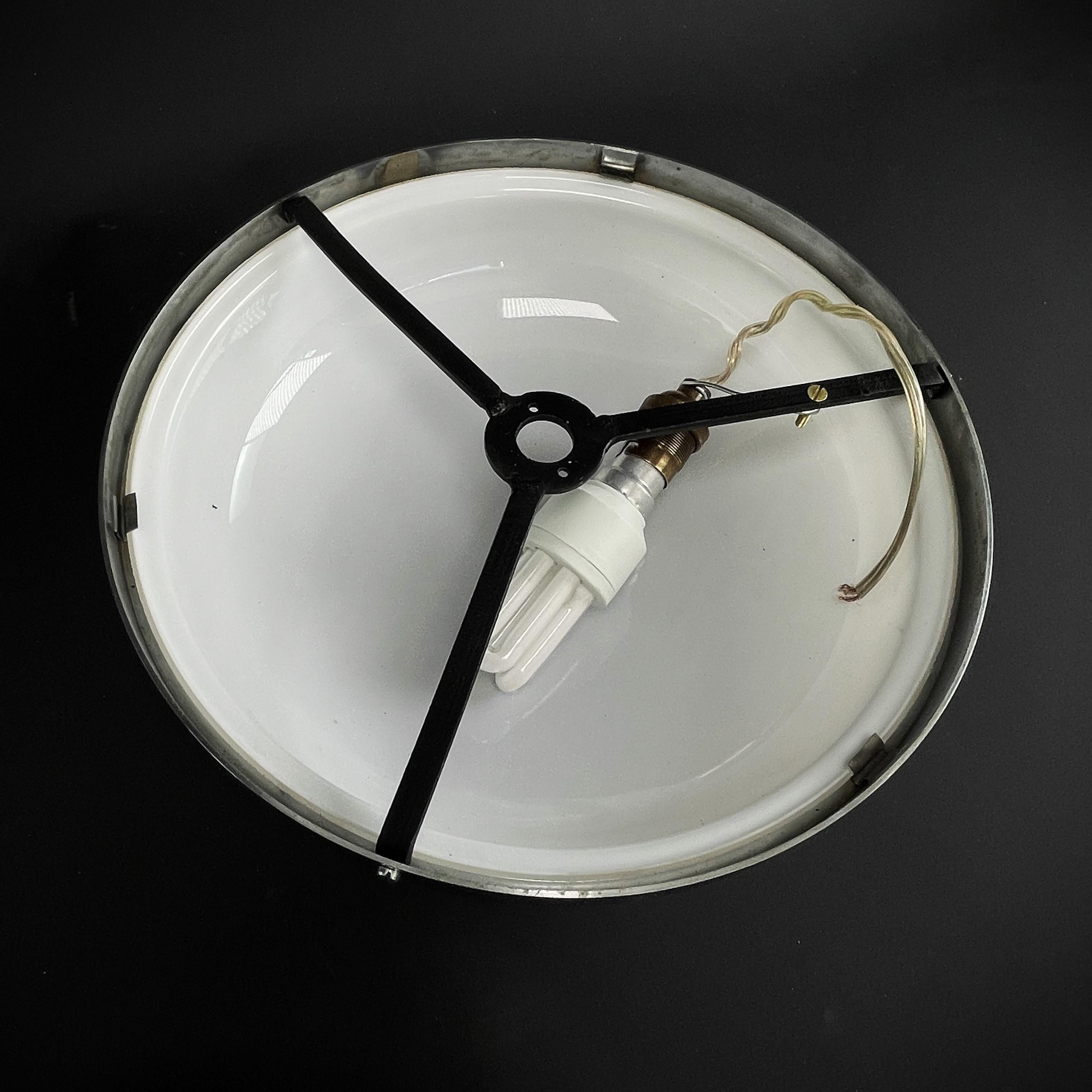 Verre 1 des 4 plafonières Art déco encastrées en verre opale chromé, années 1940 en vente