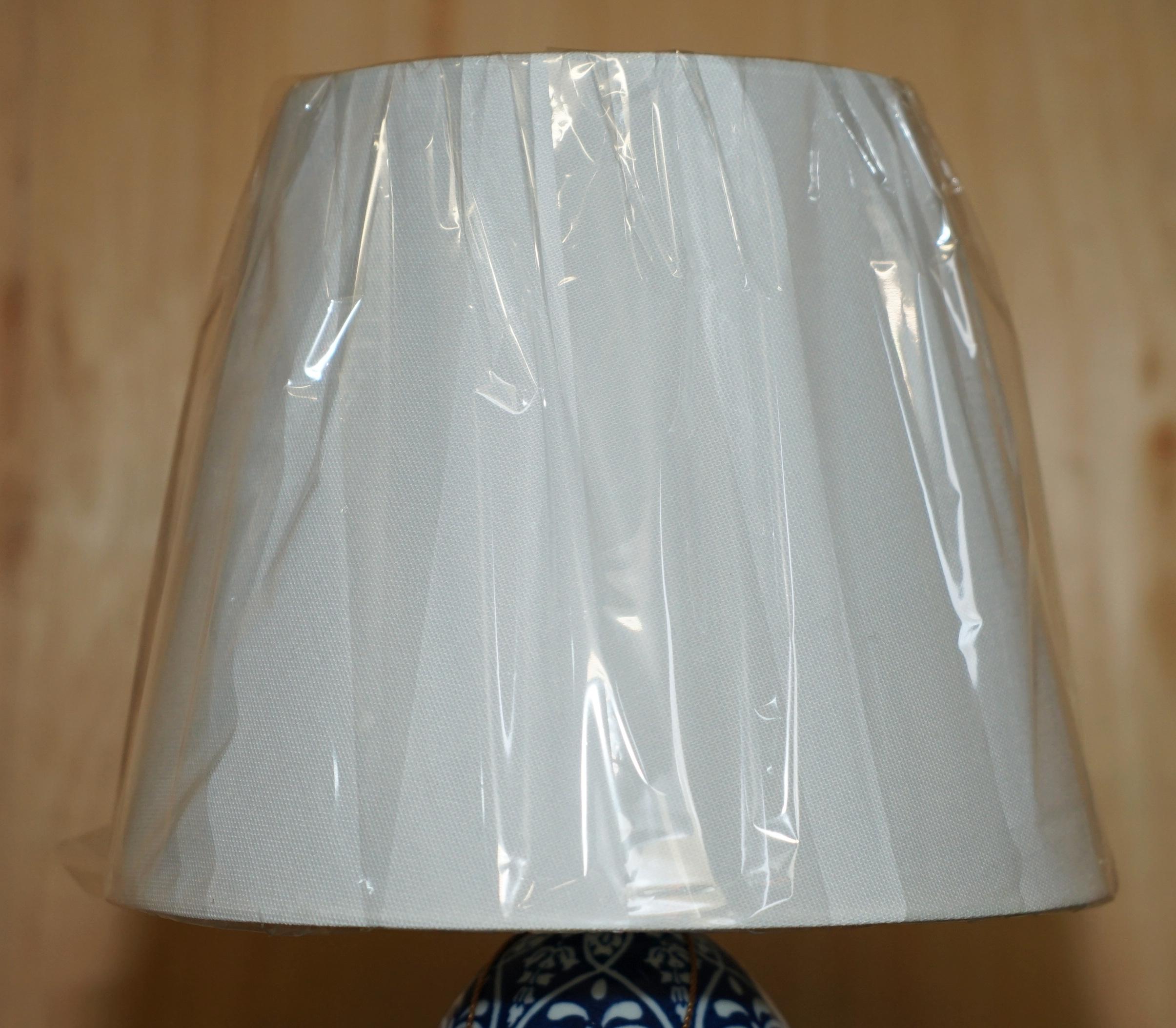 1 DE 4 LÁMPARAS DE MESA DE PORCELANA EN AZUL COBALTO RALPH LAUREN BATIK NUEVAS EN LA CAJA siglo XX en venta