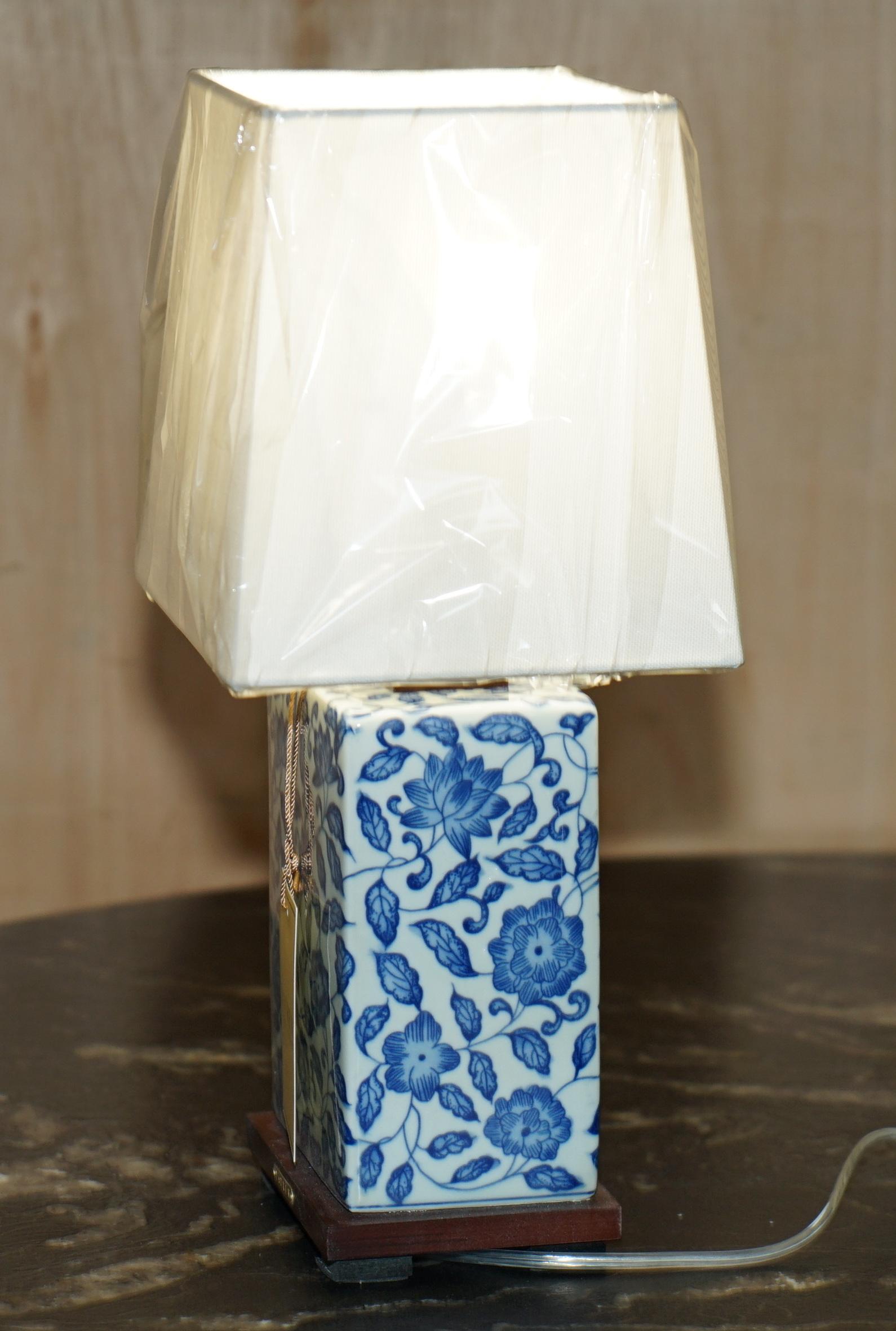 1 DE 4 LÁMPARAS DE MESA DE PORCELANA COBALT VINEYARD NUEVAS EN LA CAJA RALPH LAUREN en venta 3