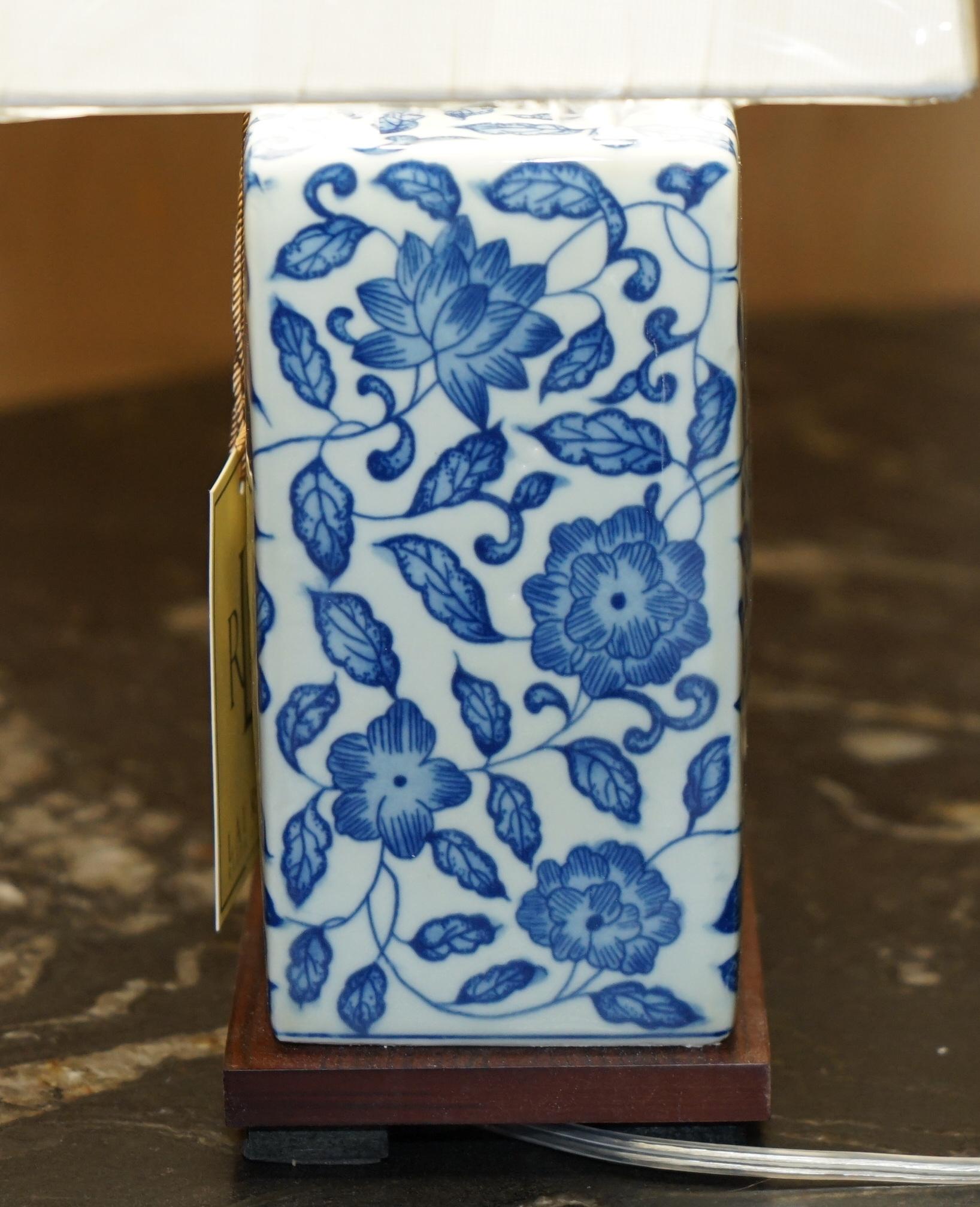 1 DE 4 LÁMPARAS DE MESA DE PORCELANA COBALT VINEYARD NUEVAS EN LA CAJA RALPH LAUREN en venta 4