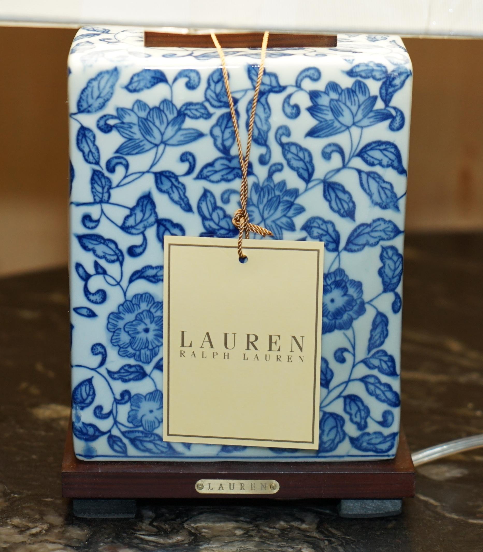 1 DE 4 LÁMPARAS DE MESA DE PORCELANA COBALT VINEYARD NUEVAS EN LA CAJA RALPH LAUREN Hecho a mano en venta