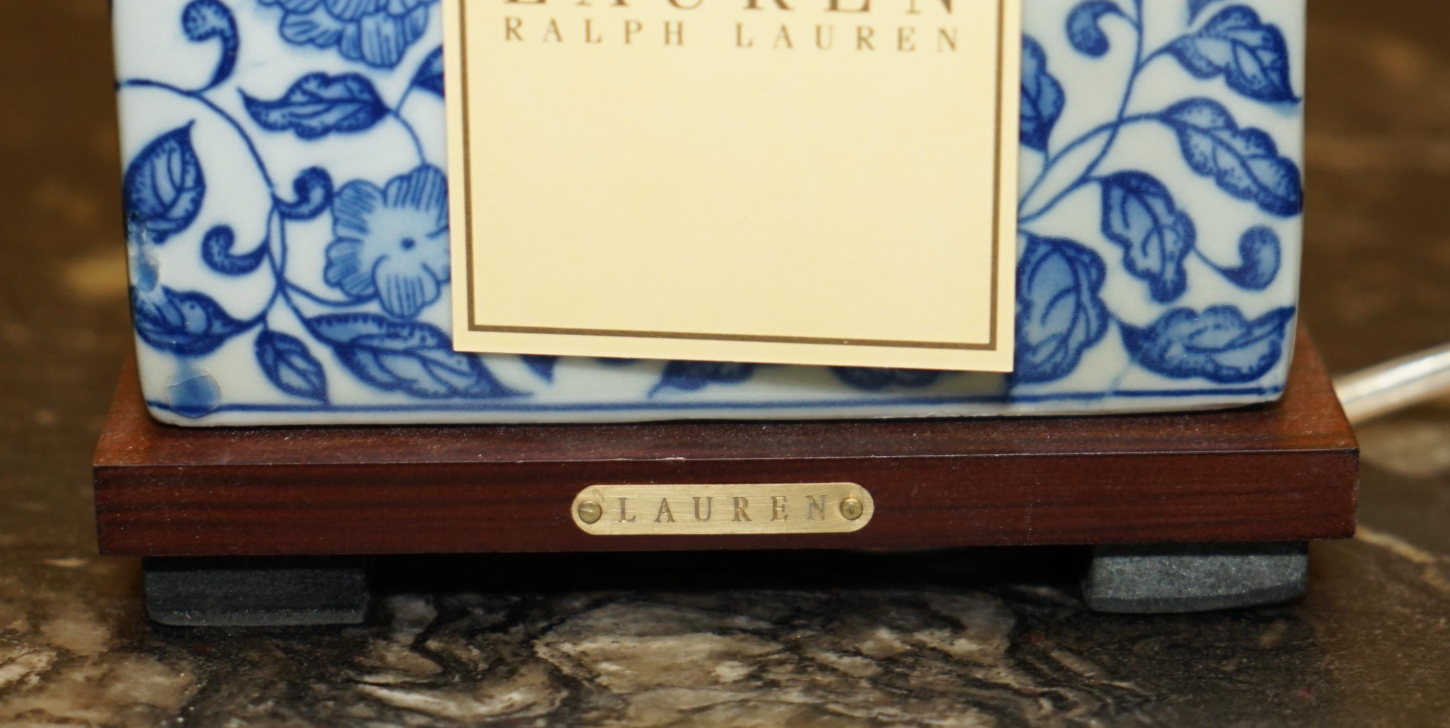 1 DE 4 LÁMPARAS DE MESA DE PORCELANA COBALT VINEYARD NUEVAS EN LA CAJA RALPH LAUREN en Excelente estado para la venta en West Sussex, Pulborough