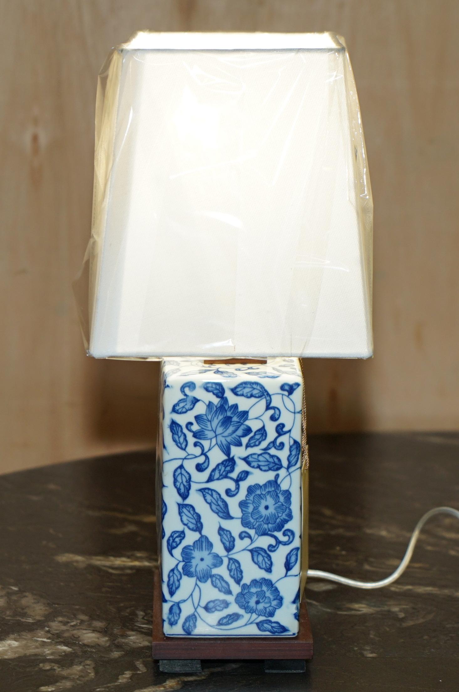 1 DE 4 LÁMPARAS DE MESA DE PORCELANA COBALT VINEYARD NUEVAS EN LA CAJA RALPH LAUREN siglo XX en venta