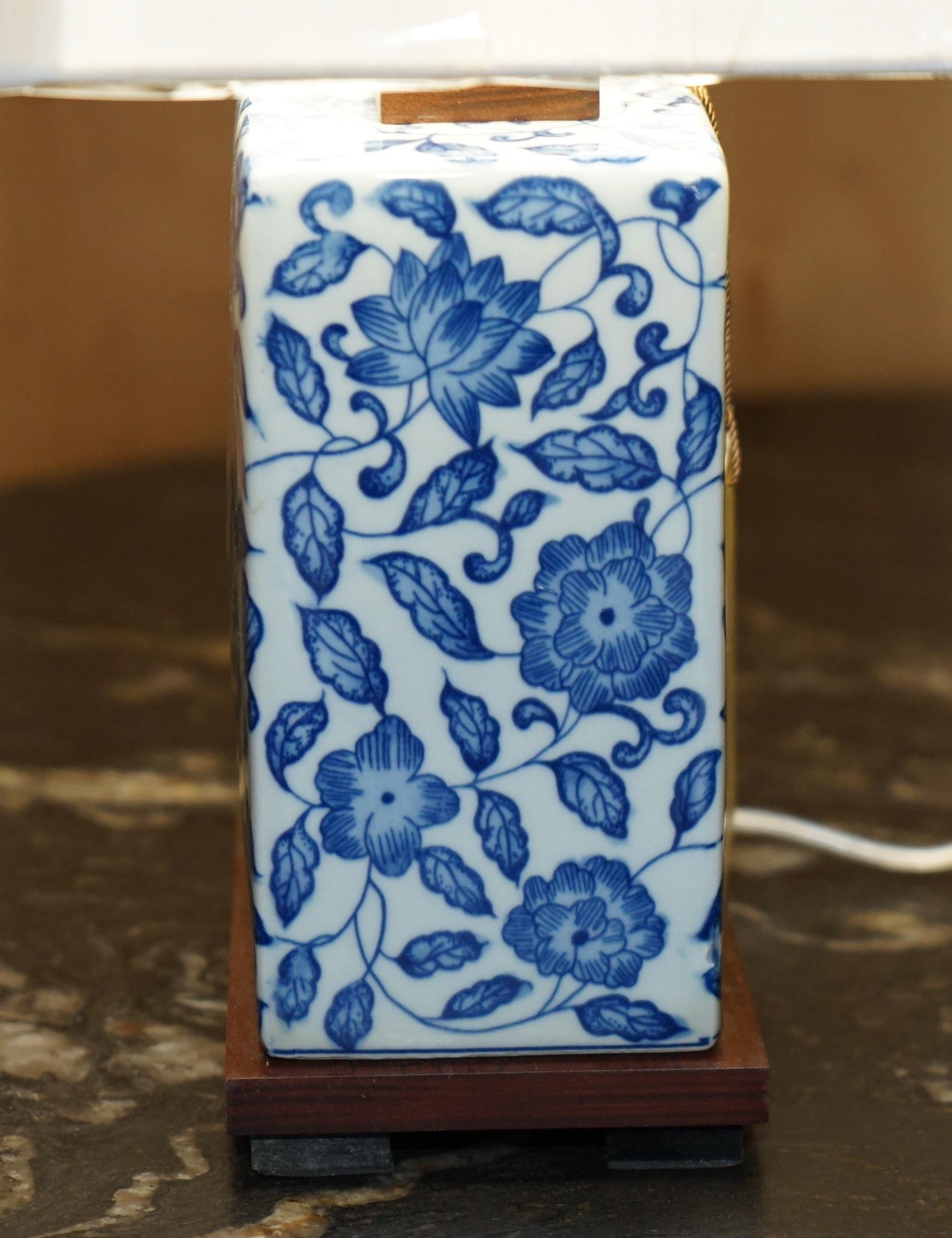 1 DE 4 LÁMPARAS DE MESA DE PORCELANA COBALT VINEYARD NUEVAS EN LA CAJA RALPH LAUREN Porcelana en venta