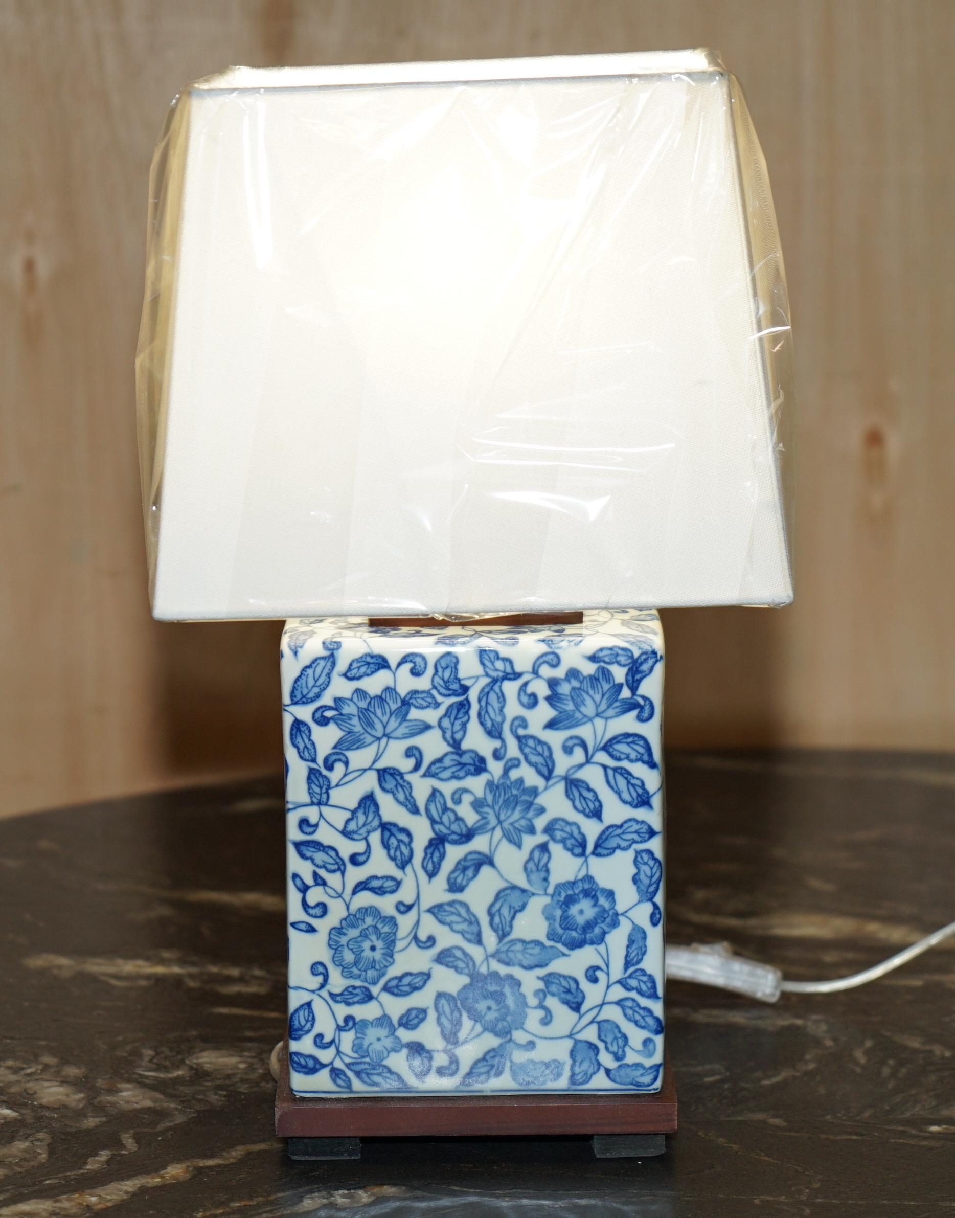 1 DE 4 LÁMPARAS DE MESA DE PORCELANA COBALT VINEYARD NUEVAS EN LA CAJA RALPH LAUREN en venta 1