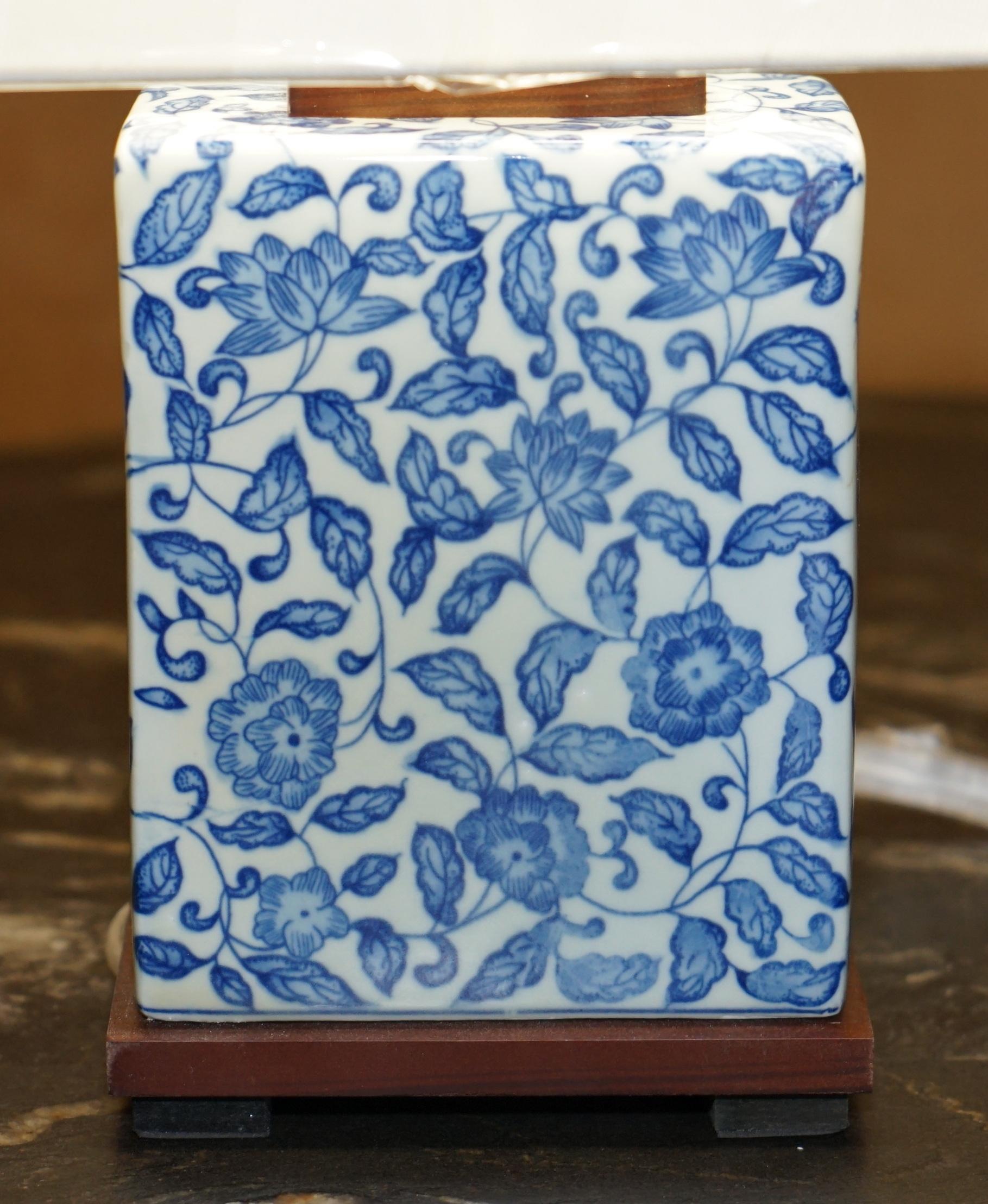 1 DE 4 LÁMPARAS DE MESA DE PORCELANA COBALT VINEYARD NUEVAS EN LA CAJA RALPH LAUREN en venta 2