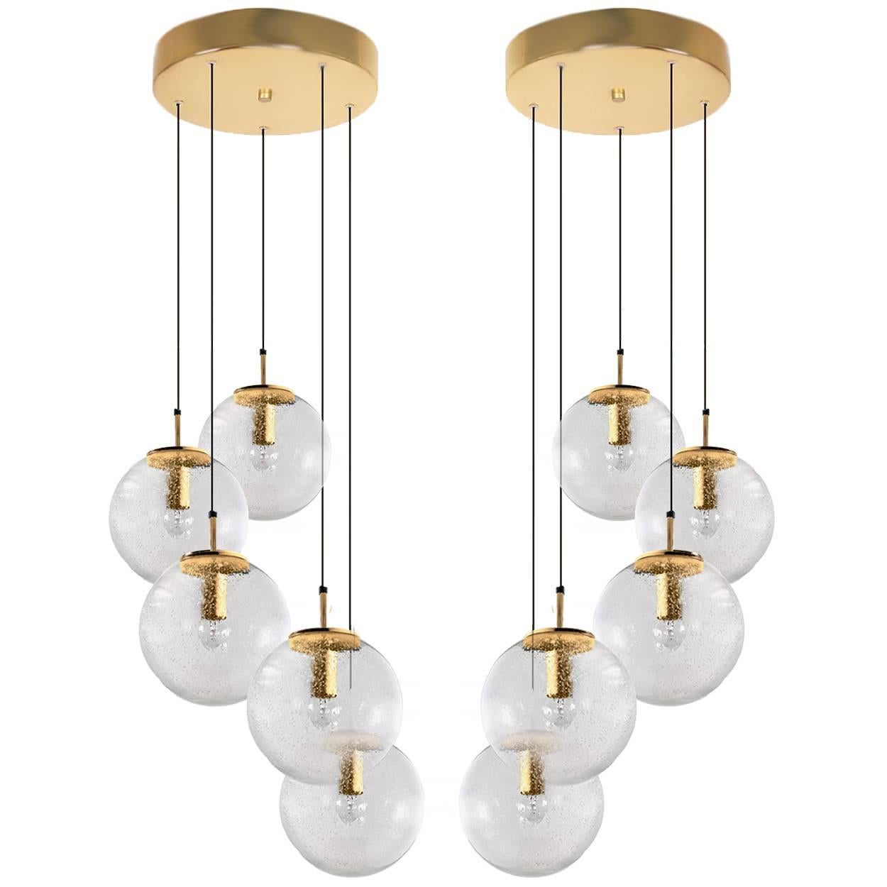 1 di 4 incredibili lampade a sospensione da soffitto con cinque globi o sfere di Limburg Glashütte. Con pendenti in vetro soffiato a mano. Completa di una nuova piastra da soffitto speciale e personalizzata per cinque globi. Molto adatto per