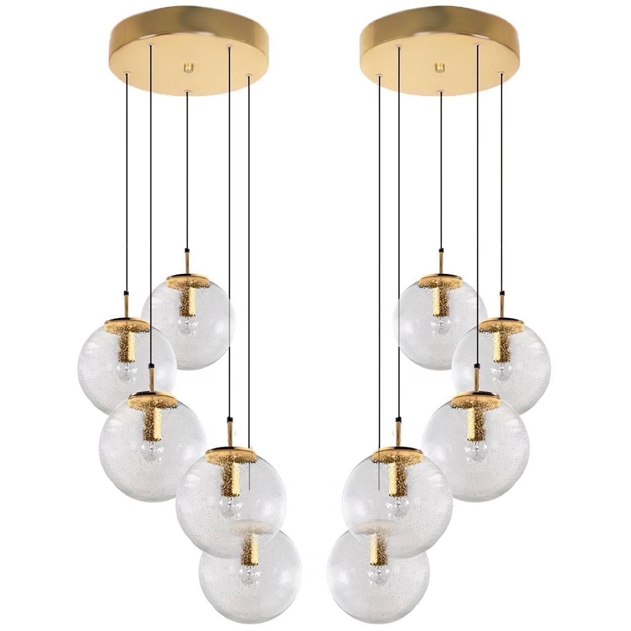 1 de 4 énormes luminaires suspendus au plafond absolument étonnants avec cinq globes ou sphères par Limburg Glashütte. Avec des pendentifs en verre soufflé à la main. Complet avec une nouvelle plaque de plafond spéciale faite sur mesure pour cinq