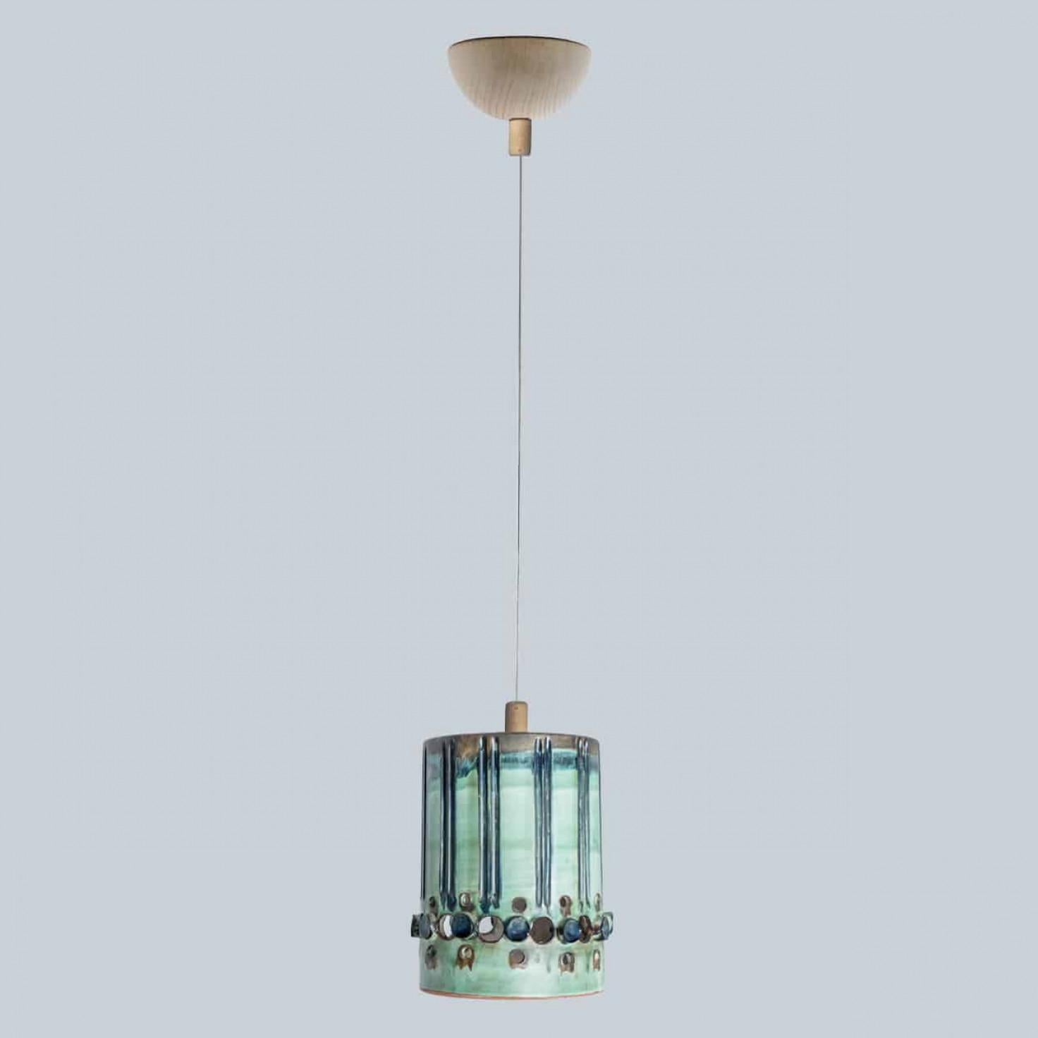 Una disposizione giocosa di splendide lampade a sospensione rotonde dalla forma insolita, realizzate in ceramica marrone di colore verde intenso, prodotte negli anni '70 in Danimarca. Abbiamo una moltitudine di set di luci e composizioni in ceramica