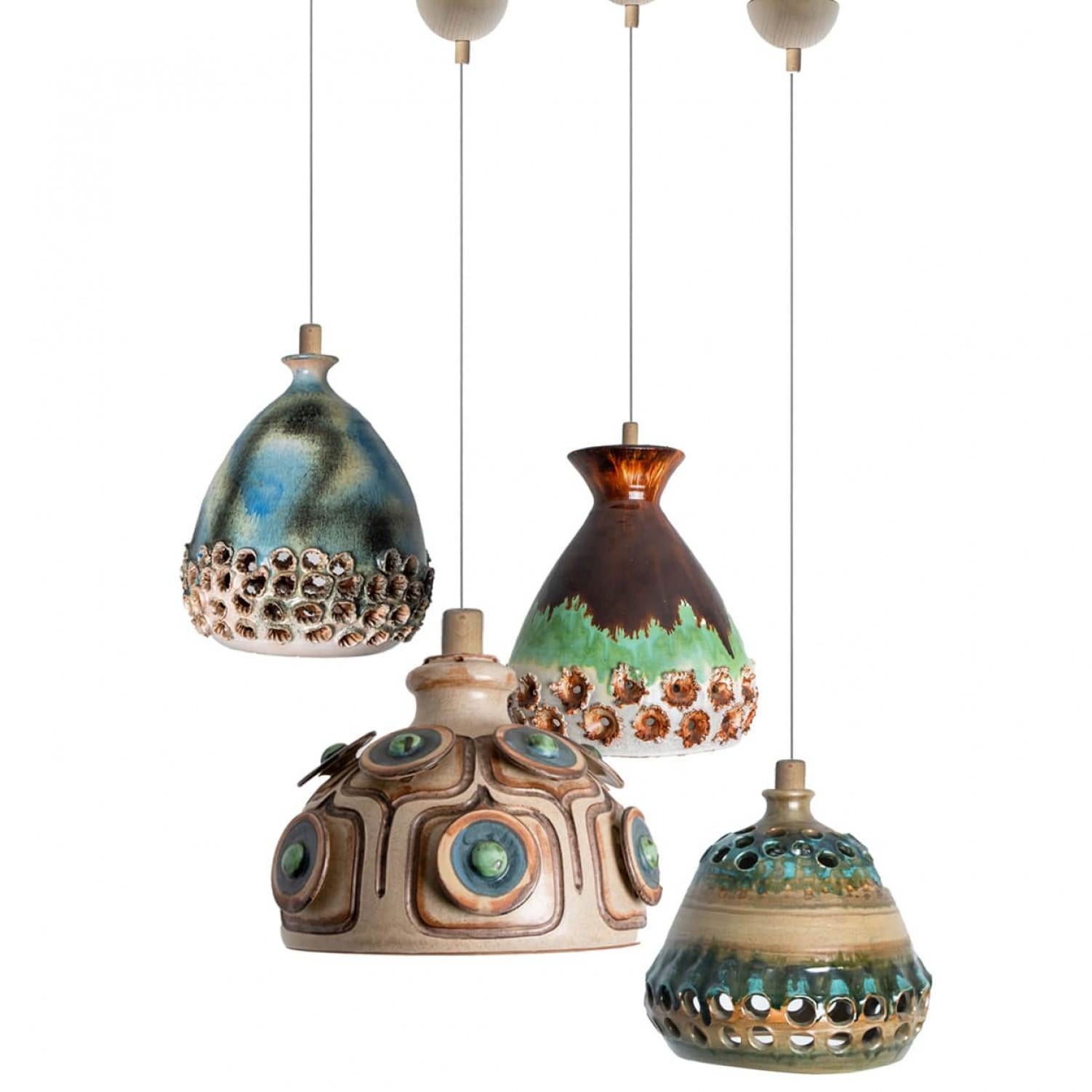 Danese 1 di 4 luci a sospensione in ceramica verde marrone, Danimarca, 1970 in vendita