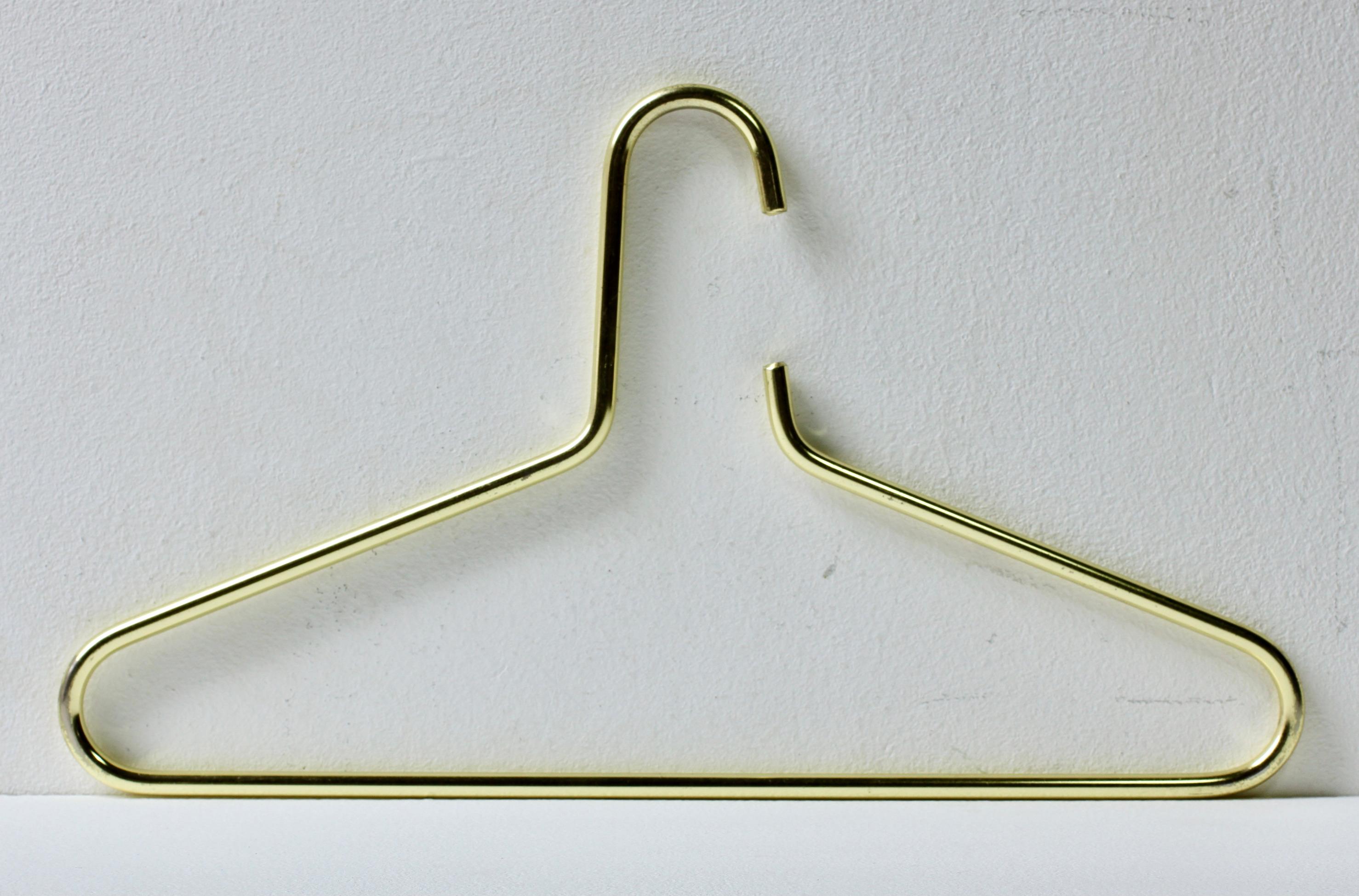 1 of 4 Carl Auböck Attributed Mid-Century Modern Brass Coat Hangers Clothes Rack In Good Condition For Sale In Landau an der Isar, Bayern
