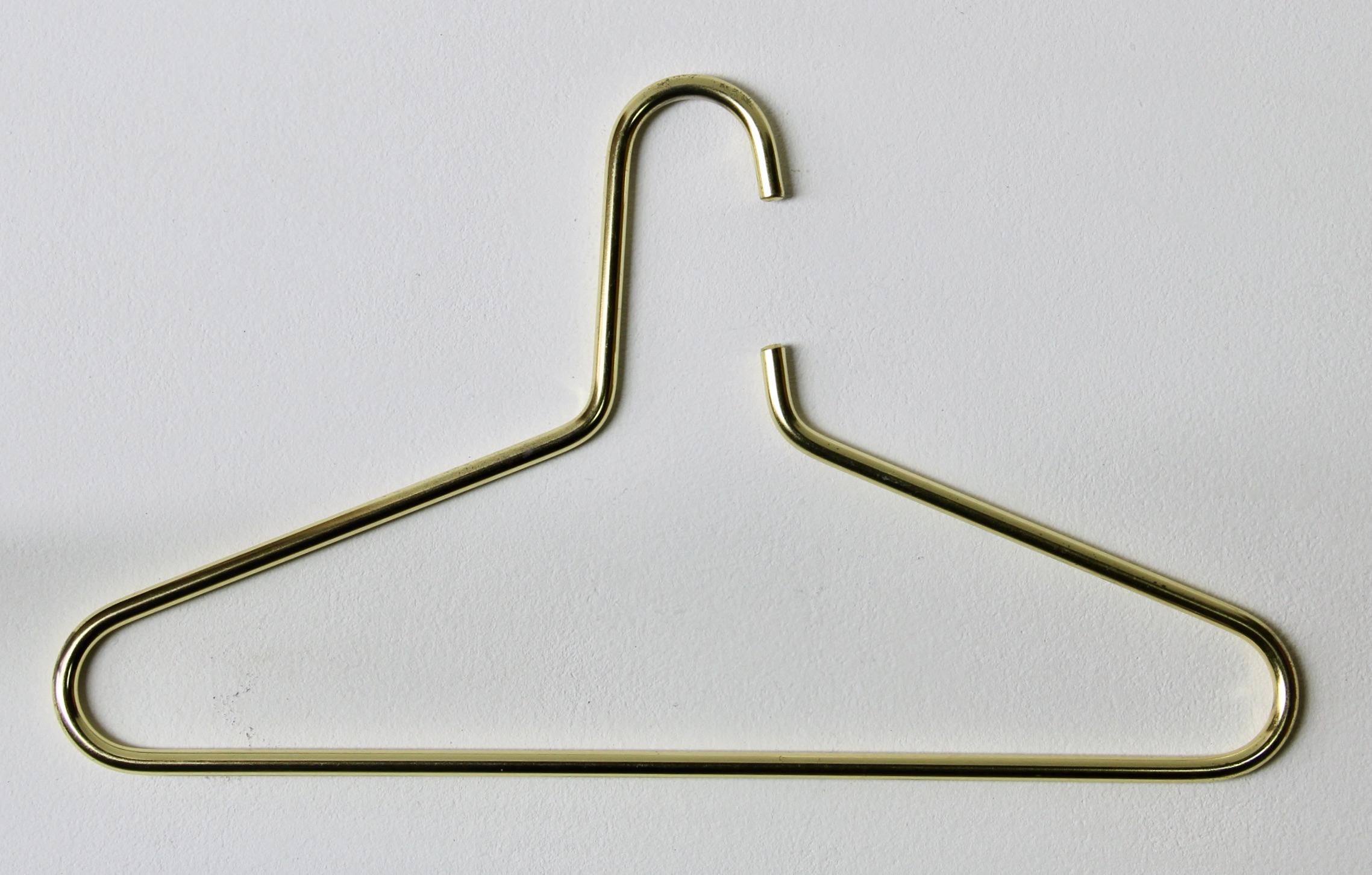 20ième siècle 1 of 4 Carl Auböck Attributed Mid-Century Modern Brass Coat Hangers Clothes Rack (Porte-manteaux en laiton) en vente