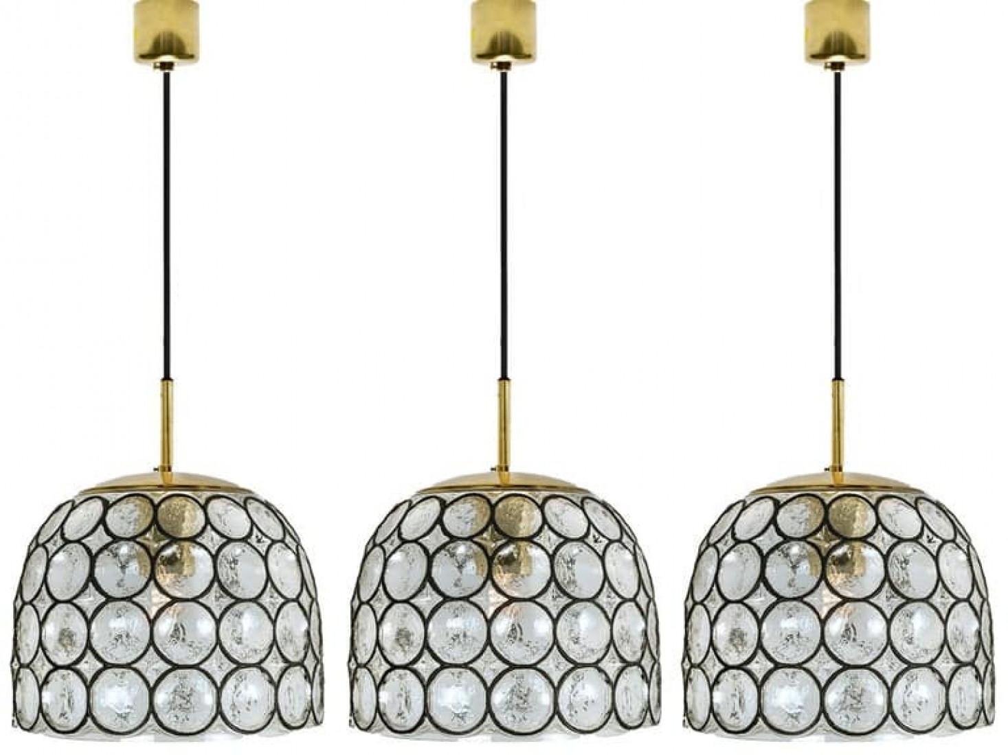 Diseño minimalista, geométrico y de formas sencillas. Este hermoso y único par de lámparas/pedantes de cristal soplado a mano fueron fabricadas por Glashütte Limburg en Alemania durante los años 60 (finales de los 60 o principios de los 70). Hermosa