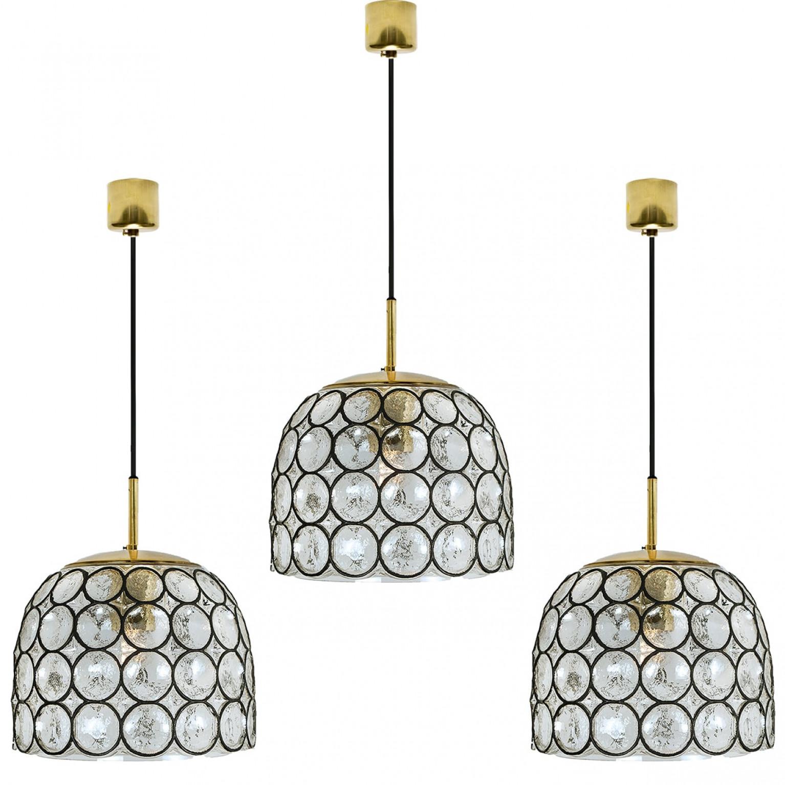 Design minimale, geometrico e dalle forme semplici. Questa bellissima e unica coppia di lampadari/pedane in vetro soffiato a mano è stata prodotta da Glashütte Limburg in Germania negli anni '60 (fine anni '60 o inizio anni '70). Splendida fattura.