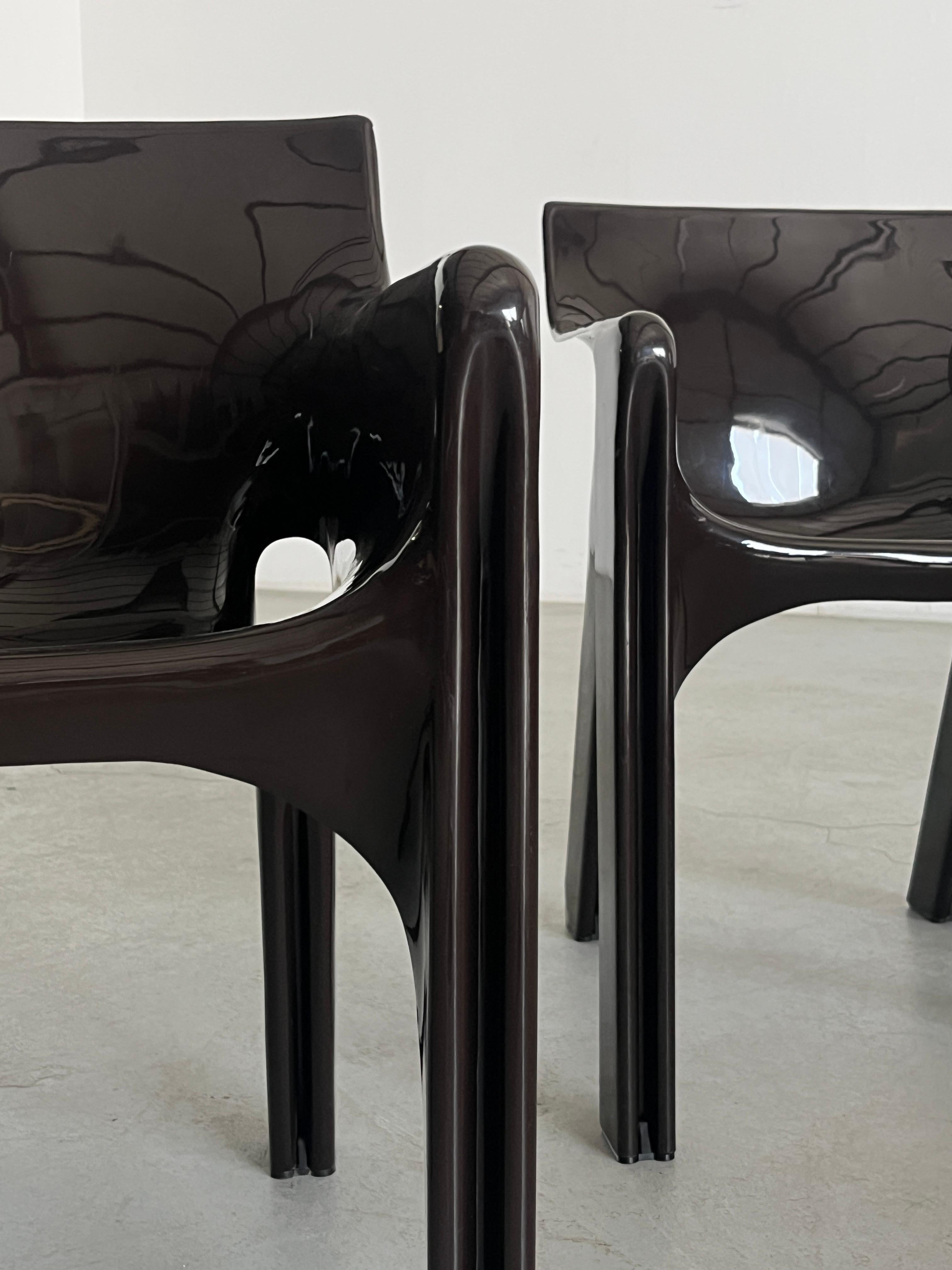 Plastique 1 de 4 chaises 
