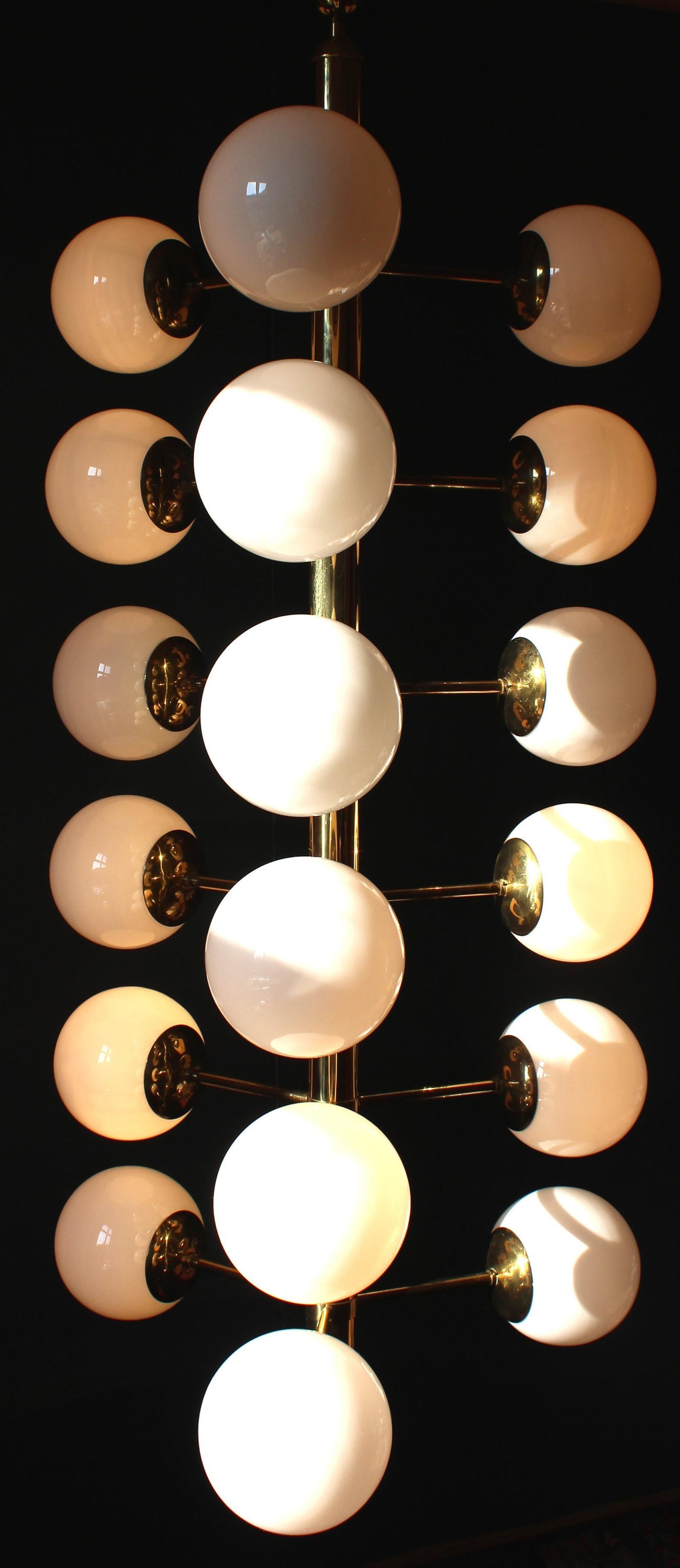 Tedesco 1 of 4 Gigantesco lampadario in ottone e vetro opalino, Germania, anni '70 in vendita
