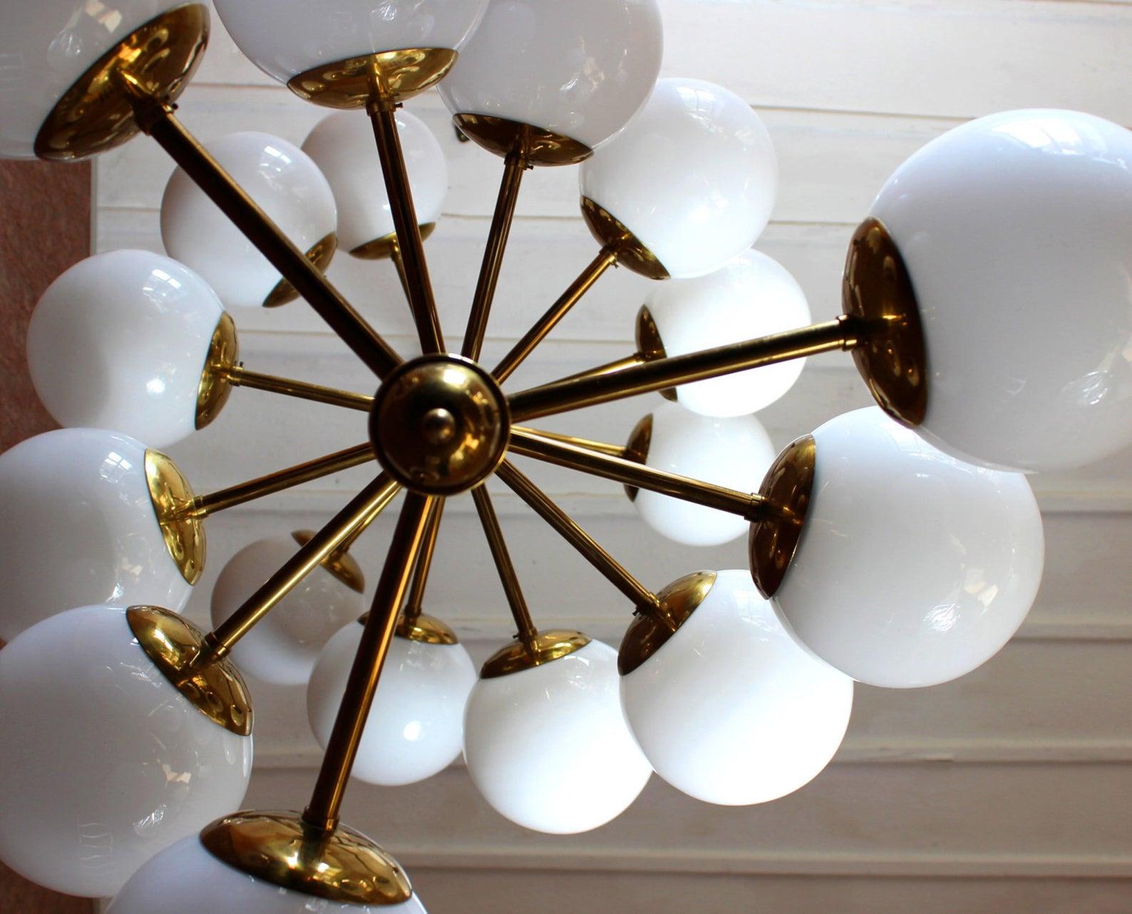 1 di 4 lampadari atomici monumentali con globi di vetro alabastro e ottone. 18 luci (E27)

Misure: Diametro 3 piedi/ 90cm altezza 7 piedi/ 213cm
 
Esporremo questa illuminazione progettata da sviluppatori di mobili tedeschi degli anni '70 con