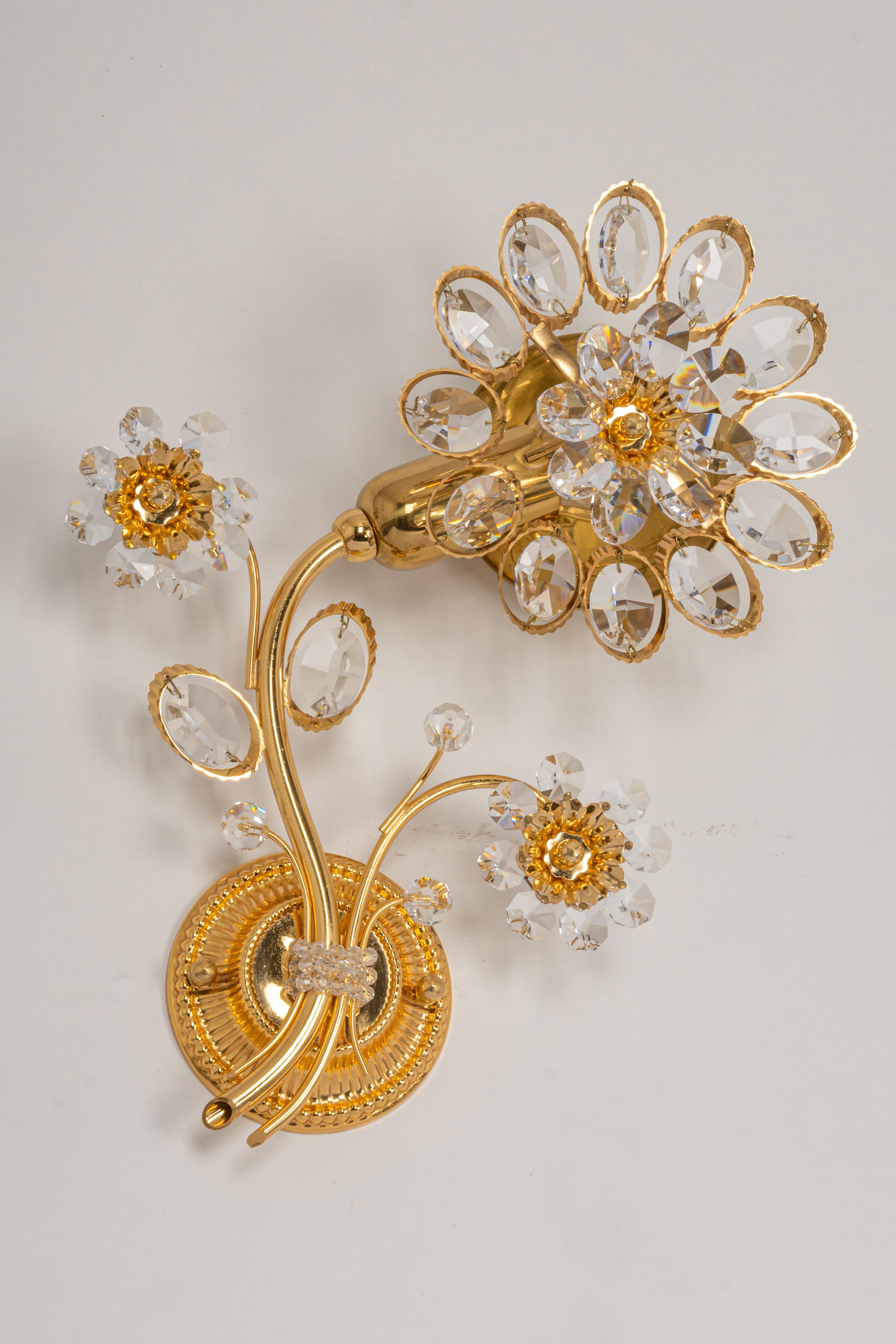 1 of 4 mid-century gilt brass wall sconces with crystal glasses, made by Palwa, Germany, manufactured, circa 1970-1979.
High quality and in very good condition. Cleaned, well-wired, and ready to use. 

Each sconce requires 1x E14 Small bulbs with