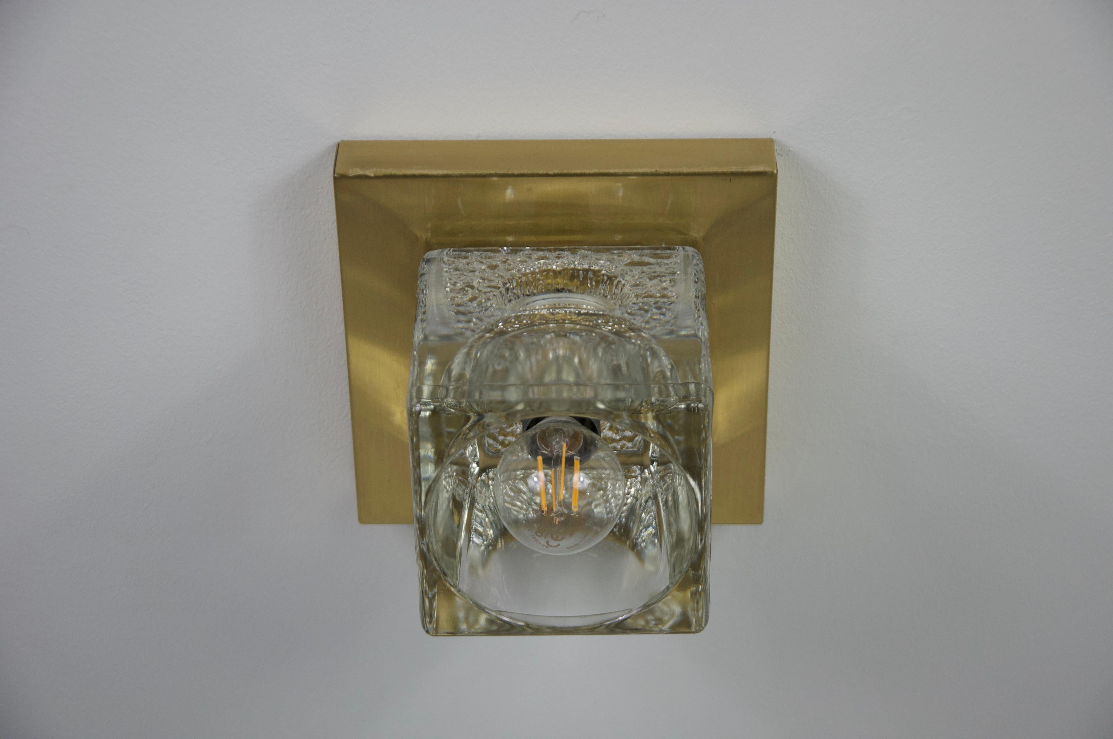 Tedesco 1 di 4 lampade da parete a cubo in vetro di ghiaccio con base in ottone di Peill & Putzler, anni '70 in vendita